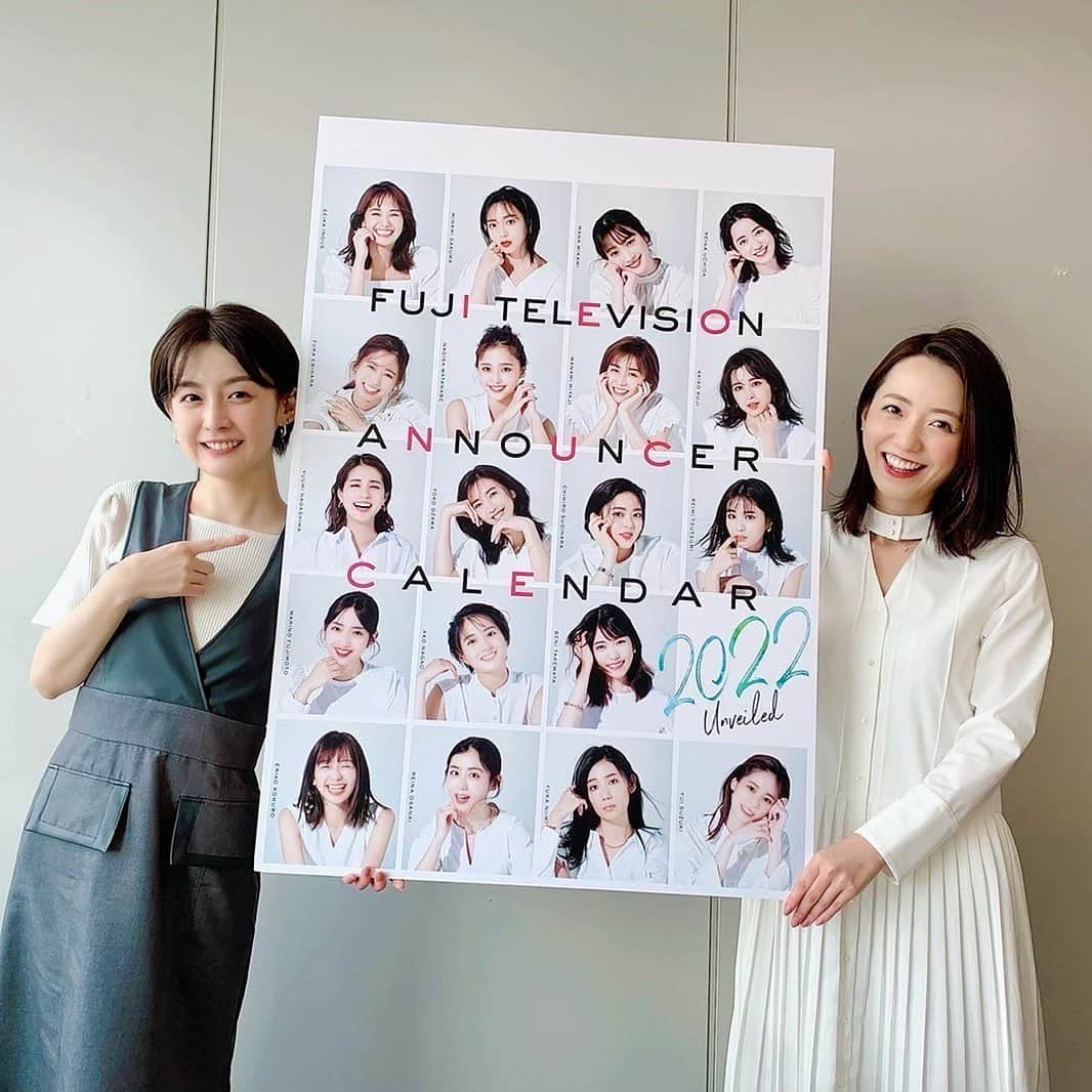 内田嶺衣奈さんのインスタグラム写真 - (内田嶺衣奈Instagram)「💁‍♀️  フジテレビ女性アナウンサーカレンダー2022 〜Unveiled〜  先日表紙が公開されました🐣  今回のカレンダーは、 宮司愛海アナと小澤陽子アナがプロデュース✨ そしてファッション誌JJさん @jj_official_jj  とのコラボです✨✨  2人とも本当にこだわりにこだわり抜いて、一生懸命作り上げていました🥺！ 心からのお疲れ様を伝えたいです📣🥺💓  プロフェッショナルなJJチームの皆さんのお力をお借りし、 とてもおしゃれな仕上がりに☺️💐 ページをめくるワクワク感がありました👀✨  アナウンス室に置かれていた 巨大パネルと一緒に宮司ちゃんと💓  カレンダーは、 10月12日販売開始予定です🎃🍁  #カレンダー #2022 #JJコラボ #宮司P #小澤P #実は今回のカレンダー #三上と私が最年長🙋‍♀️」9月21日 0時19分 - reina.uchida