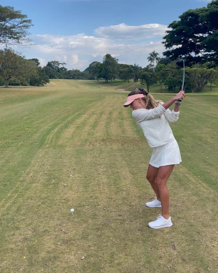 のインスタグラム：「Monday motivation: found myself a way out of my Driver’s yips — hit it left-handed! 😅  Alguien me explica por que hago el swing mejor de zurda que de diestra??? #lefty #lefthandedswing」