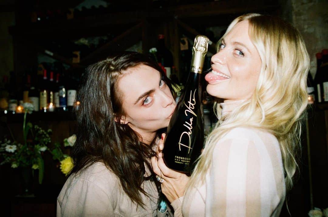 カーラ・デルヴィーニュのインスタグラム：「A fun week launching @della_vite in 🇺🇸   Link in my bio to pre-order yours.」