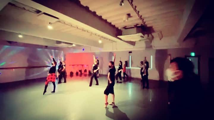 大真みらんのインスタグラム：「2021/9/20(月)Night🌃✨ @bdctokyo  #bdctokyo  #dance  #シアタージャズ  かつて #星組 っ子だった、現元ジェンも 頑張らなっ💪😆❤️‍🔥 たまには……こんな曲、テェイスト♬も振付、踊りまふ。 振付抜粋🤏少しだけ  現役下級生時代も、よくよく照明やら大道具……近過ぎて😂ぶつかりそうになりながら、避けつつ踊っていたっけな 笑 この動画📹観ると…あ、めちゃ💡避けてる自分が🤣 でも、照明💡好き💖だから、寄って行っちゃう性分💦  全て、貴重な経験でした、はいっ。」