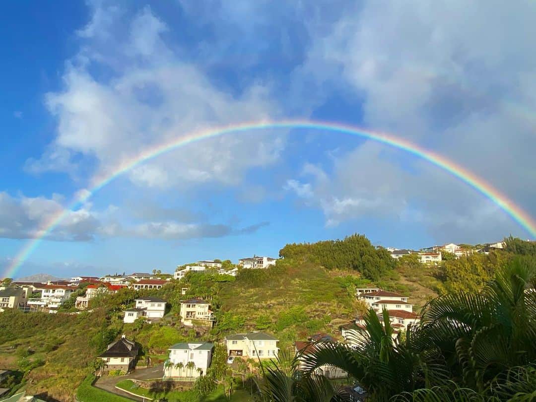 マキ・コニクソンさんのインスタグラム写真 - (マキ・コニクソンInstagram)「虹の州ハワイからおはよ！ Good morning from Rainbow State !!   朝7:20ぐらいにザーッと通り雨が降ったと思ったら一気に大きな虹ちゃまが顔を出してくれました！🌈 ラッキー！✌🏼  朝からハッピーな気分になりました！ “おはよう！ 今日も元気に行ってらっしゃい！”👋🏼 って声をかけてくれてるみたい！☺️ すぐに消えちゃったけど清々しい いい気分になったよ！😊 一日の始まりが虹🌈ちゃまからって 幸先良いね！👍🏼  昨日に引き続き”ハッピーレインボー”🌈 のおすそ分け！🤙🏼 いい日になるの間違いなしっ！👍🏼  今日もアロハッピーの精神で 思いやりを持って人に優しく接しようね！ 😄🤙🏼  #エアハワイ🌺  #ハッピーレインボーのおすそ分け🌈  #気持ちだけでもハワイ😊 #ハワイからの贈り物🎁」9月21日 2時59分 - makikonikson