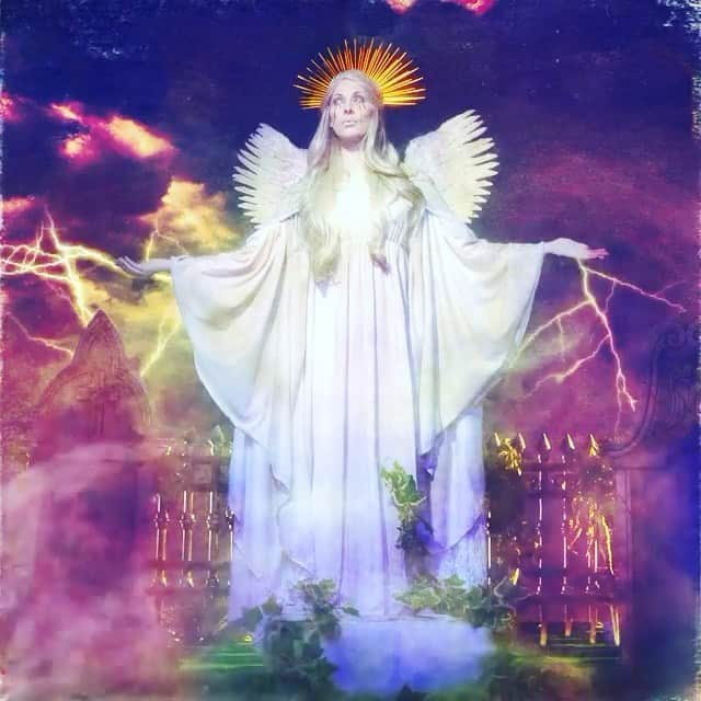 ボニー・マッキーのインスタグラム：「Autumn is in the air and #Resurrection is here for all your spooky season playlist needs! Link in bio @lvcrftofficial   📸 @brianziff  💄 @mazenapuksto  💇🏼‍♀️ @alyssachampionhair  👗 @allisonvictoria  👗 @miguelapinzon  🩱 @syrenlatex  🐺 @goosethighs  ✍🏻 @kiddbogart  🎹 @iamjustingray  🖥 @jes.sheldon  🏢 @macksennettstudios」