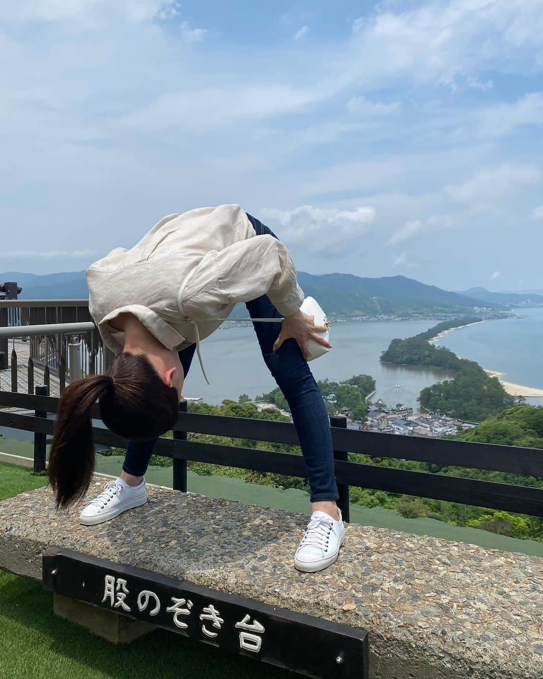 のインスタグラム：「去年ロケで行った日本三景のひとつ、 天橋立🌲 写真1、2枚目は丘の上の展望台から 本当に天橋立が天に昇る龍に見えるか 挑戦してる様子🐉🤸🏻‍♀️💫 (それより柵が低くて結構怖い思い出🥶笑)  天橋立は旅のお仕事で行っても景観を見るだけが多く 松の並木道まで行くことはほぼない。。  そして時を経て、、、ついに👏🥺笑 3枚目〜 天橋立散策🚶‍♀️🌊 もっと細い道なのかと思っていたら こんな広大なビーチだったなんて!🏖  🐶も初めての海でうさぎみたいにぴょんぴょん跳ねてて可愛かった〜  #天橋立#股のぞき#飛龍観#智恩寺#犬カフェ #まさか1年後🐶と来てるとは #お寺と洋犬の違和感かわいい」