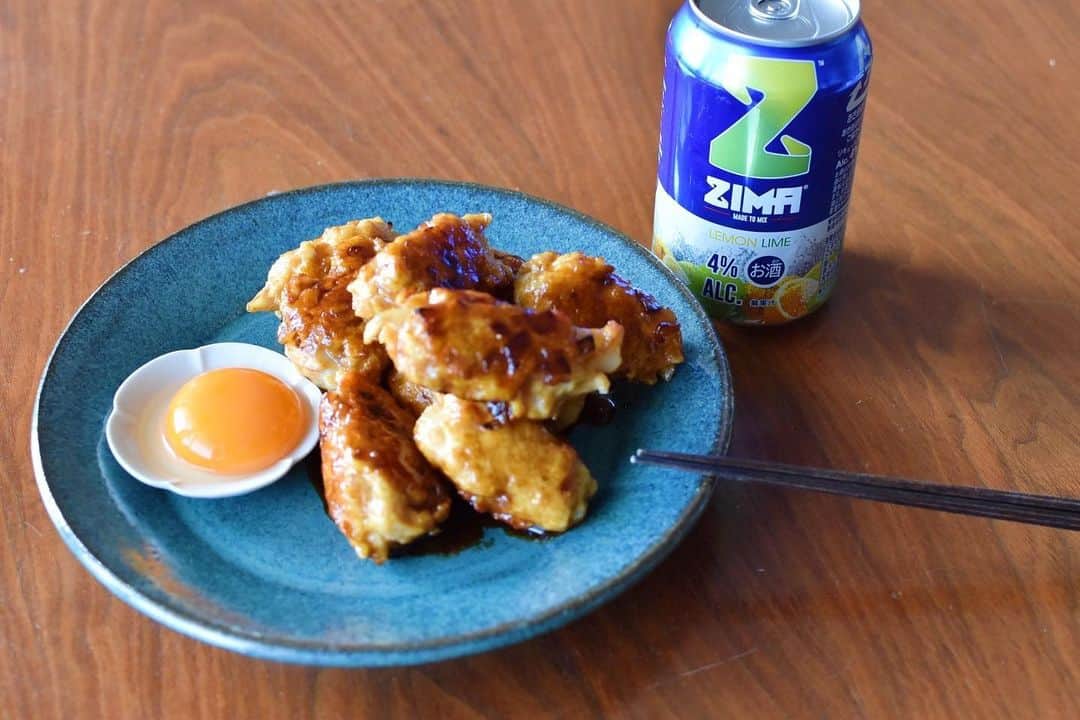 ZIMAのインスタグラム：「🍽新ZIMAと相性ピッタリ！Zimatchレシピ紹介🍽 ⁡  本日のレシピは【ツンツンつくね】😋 十五夜と言えば、お月見🌕 今年の十五夜はZIMAと一緒にお月見おつまみを楽しもう♪ お酒によく合う鶏つくねに卵黄を添えてお月見らしく、、、🌕 とろ～りたまごとしっかり味のきいたつくねに、爽やかなレモン＆ライムが進む夜になりそうです。 ⁡ ＝＝＝＝＝＝＝＝＝＝＝  【ツンツンつくね】レシピ  ＝＝＝＝＝＝＝＝＝＝＝ ⁡ 【材料】2～3人前 ・鳥ひき肉　200g ・ヤゲン軟骨　60g ・玉ねぎ　1/4個 ・卵　1個 ・塩　小1/2 ・胡椒　少々 ・すりおろし生姜　小1 ・片栗粉　大1   ★砂糖・酒・みりん　大1ずつ ★醤油　大1.5 ⁡ ⁡ 【作り方】 ①ヤゲン軟骨に軽く塩胡椒をし(分量外)600wのレンジで40～60秒加熱し冷ます ⁡ ②ボウルにひき肉と塩胡椒を入れ粘りが出るまで混ぜる ⁡ ③玉ねぎみじん切り、すりおろし生姜、片栗粉、卵を黄身と白身に分け白身のみ②に入れよく混ぜ合わせる。冷蔵庫で1時間ほど休ませる。 ⁡ ④軟骨を包み込むように③のタネを包む。フライパンに油を敷き(分量外)中火で加熱する。フライパンが温まったらつくねを入れこんがり焼けたらひっくり返し蓋をして蒸し焼きにする。 ⁡ ⑤つくねの全面がこんがり焼けたら★を入れ、とろみがついたら完成 盛り付けの際に卵の黄身を添える ⁡ ☆ポイント☆ 軟骨をレンジで加熱すると、パンパン破裂するような音がするので秒数は様子を見ながら調整する。 ヤゲン軟骨の周りにタネをつけると自然と三角形になるので３面よく焼く。ひっくり返す度、きちんと蓋を戻し蒸し焼きにする。 ⁡ ⁡ ＝＝＝＝＝＝＝＝  他のレシピも見てみたい！という方はZimatchサイトへGO‼💨  新しくなったZIMAとおうち料理の最高の出会いが見つかります✨  くわしくは公式サイトをCHECK👀 ⁡  #ZIMA #ジーマ #Zimatch #ジーマッチ #新ZIMA #新しい #リニューアル #酒 #お酒 #お酒好き #簡単レシピ #レシピ #クッキングラム #クッキング #instafood #foodporn #お酒好きな人と繋がりたい #フードペアリング #料理 #つくね #月見 #卵黄 #お月見 #家飲み #おうちレストラン #おうちごはん #おうち時間 #おうち居酒屋」