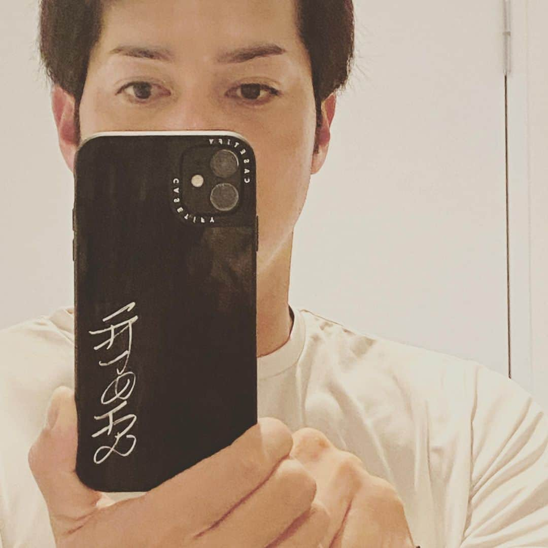 伊志嶺翔大さんのインスタグラム写真 - (伊志嶺翔大Instagram)「久しぶりの投稿です🙄 iPhoneケースをゲット‼️ #casetify_jpさんカスタマイズ出来るiPhoneケースです‼️ かなり良い感じに出来上がりました^_^ 文字も入れられて、カラーやデザインがとても豊富で作るのとても楽しかったです😆👍 ちなみに自分はミラーケースで作りました🙆‍♂️ #casetify #casetifycase #iphoneケース  #ミラーケース」9月21日 16時57分 - shota.ishimine