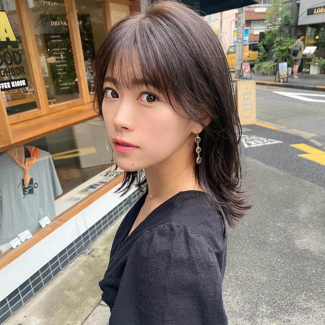 山内鈴蘭さんのインスタグラム写真 - (山内鈴蘭Instagram)「髪切ったった！イメチェンっ🥺💘 ． ずっと髪伸ばしてたんだけど 雰囲気変えたくなって 落ち着いたカラーにレイヤーを多めに🥰 ． 巻き方次第でふわっとして可愛い🥺 ． 雰囲気変わると自分の気持ちも変わって なんか新しい自分に出会ったみたいで 楽しいーーー💘💘 ． ． @ryota_navile さん いつもありがとうございます😎😎 ． ． 珍しくシャンプー中爆睡した。笑 いつも喋りすぎてうるさいくらいなのに← ． ． ． #美容室 #レイヤーカット #ミディアムヘア #ヘアカラー #原宿美容室 #navile #イメチェン #ヘアアレンジ #ヘアカラートレンド #ゴルフ女子 #gorurun #ゴルフ好き #私服 #zara #コーデ #ootd」9月21日 17時09分 - xxsuzuranxx