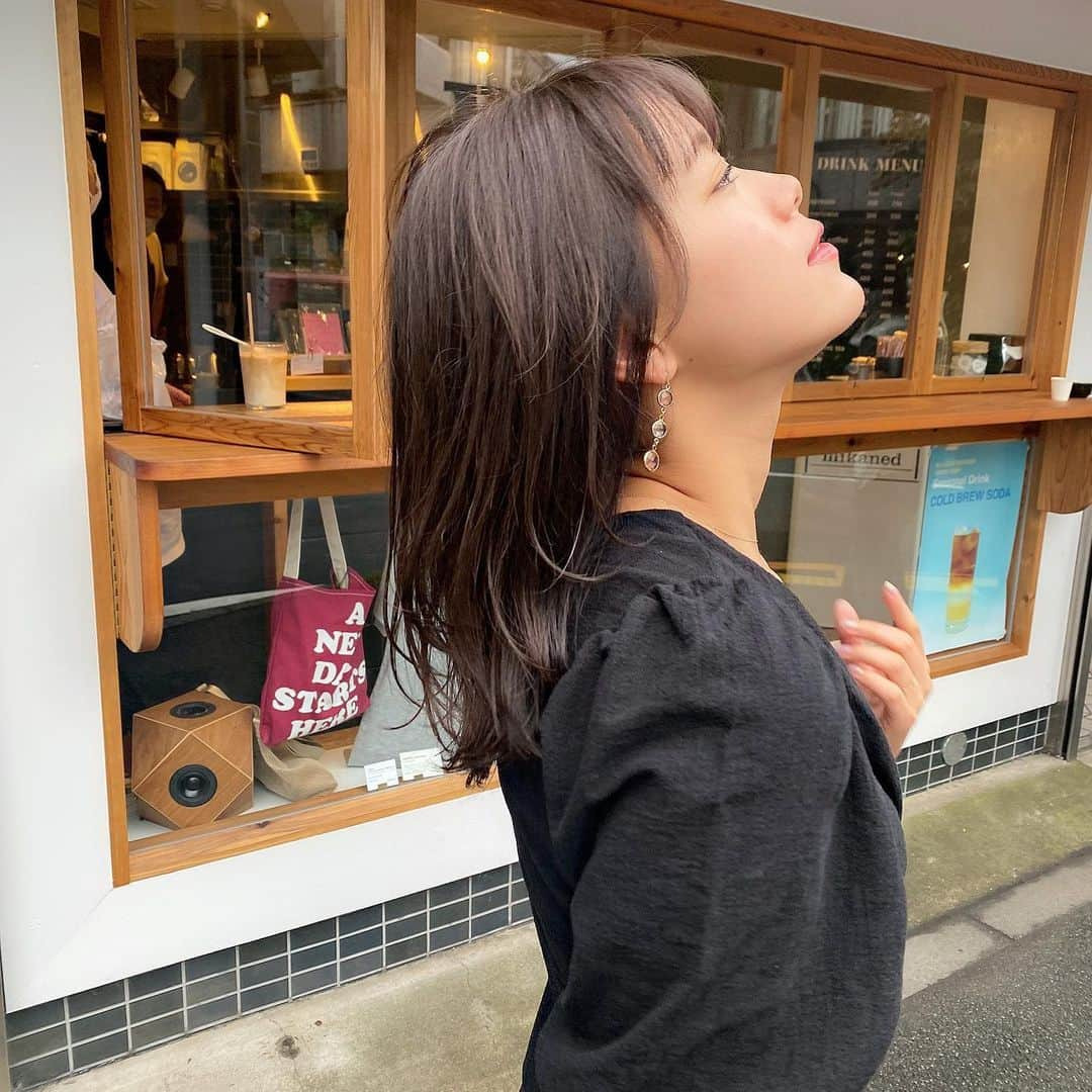 山内鈴蘭さんのインスタグラム写真 - (山内鈴蘭Instagram)「髪切ったった！イメチェンっ🥺💘 ． ずっと髪伸ばしてたんだけど 雰囲気変えたくなって 落ち着いたカラーにレイヤーを多めに🥰 ． 巻き方次第でふわっとして可愛い🥺 ． 雰囲気変わると自分の気持ちも変わって なんか新しい自分に出会ったみたいで 楽しいーーー💘💘 ． ． @ryota_navile さん いつもありがとうございます😎😎 ． ． 珍しくシャンプー中爆睡した。笑 いつも喋りすぎてうるさいくらいなのに← ． ． ． #美容室 #レイヤーカット #ミディアムヘア #ヘアカラー #原宿美容室 #navile #イメチェン #ヘアアレンジ #ヘアカラートレンド #ゴルフ女子 #gorurun #ゴルフ好き #私服 #zara #コーデ #ootd」9月21日 17時09分 - xxsuzuranxx