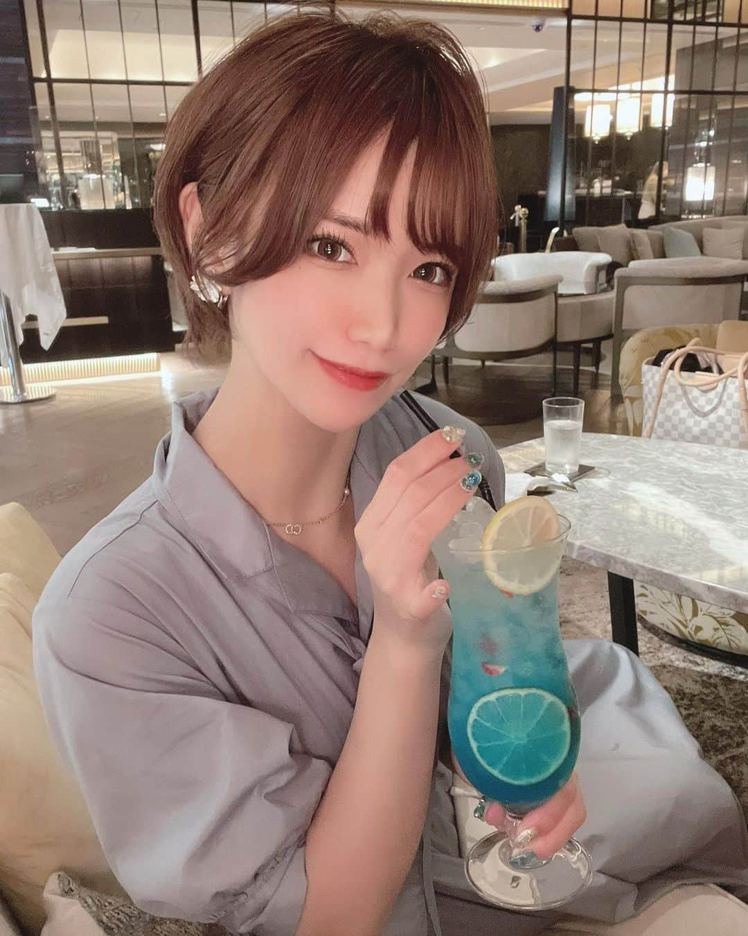 相良ましろさんのインスタグラム写真 - (相良ましろInstagram)「全身水色の日🐬🐳💎💧💙🧢🦋🦕🐋🧊  周りの目なんて関係ないよ 自分のやりたい事を精一杯やろう😌 人生一度きり🌎  . #ホテルインターコンチネンタル東京ベイ #ホテル #ホテルカフェ #ホテルバー #アフターヌーンティー #グラビアアイドル #モデル #ショートヘア #ショートカット #ボブ #ビジョビ #女子力向上委員会 #女子力向上計画 #shorthair #cosplay #cosplayer #gravure #shortcut #shorthair #instagood  #instafashion #selfie #kawaiigirl #japanesegirl #model」9月21日 17時12分 - mashiro_sagara