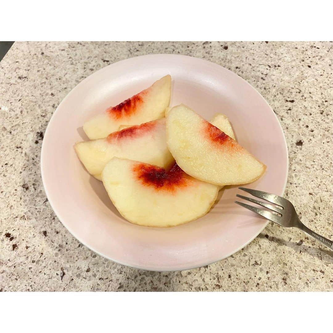 永島優美さんのインスタグラム写真 - (永島優美Instagram)「* お取り寄せしていた福島の桃が届きました😍🍑  先日ストーリーズで 山形県と長野県の桃の食べ比べをUPしたら 「福島県の桃も美味しいですよ！！」と たくさんメッセージいただいたのでどうしても食べたくて🤤💓  しっかり歯ごたえのあるシャキシャキ食感で これもまた美味しい😂❤️  教えて下さった方々ありがとうございます🍑  #fruit #peach」9月21日 17時19分 - yuumi_nagashima
