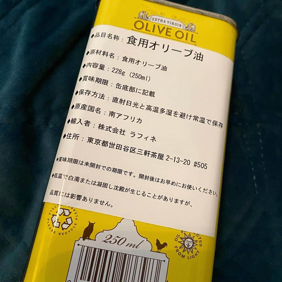 矢部美穂さんのインスタグラム写真 - (矢部美穂Instagram)「このオリーブオイル✨ 缶に入っているので酸化しにくくいつでも美味しくオリーブオイルが味わえるのです🤗  しかも、プリンスアルバートのエキストラバージンオリーブオイルは抗酸化作用が高いポリフェノールや希少性の高いクロロフィル、スクワラン、 さらにオメガ9系脂肪酸であるオレイン酸、ビタミンEなどなどなんとその数【30種類以上】なんですって✨  でもって、オシャレだから気に入りました💖  #エキストラバージンオリーブオイル  #プリンスアルバートエクストラヴァージンオイル #オリーブオイル #美容女子 #40代  #矢部美穂」9月21日 17時20分 - miho.yabe.0607