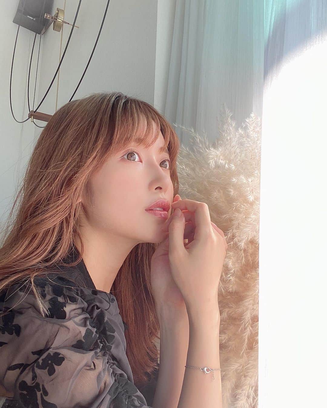 のインスタグラム：「最近またお天気が戻ってきて嬉しい！🌞  可愛い秋服来て早くお出掛けしたいなぁ🍂 このワンピース完売間近だったので…急いで私の分取り寄せました😂！  カタログでも着たけど(妊娠9ヶ月)やっぱり可愛い！！！！！！😘  カットソーなので、伸びがよいし、今すぐ着れる秋服。  妊娠してついた腰回り、お尻、太もものお肉は落とすのに時間かかりそうなのでお洋服でカモフラージュしていこう👍1ヶ月検診が終わったら…少しずつ運動始めようかな♪  #micoameri #autumn #new #ootd #産後ママ　#プレママ　#」