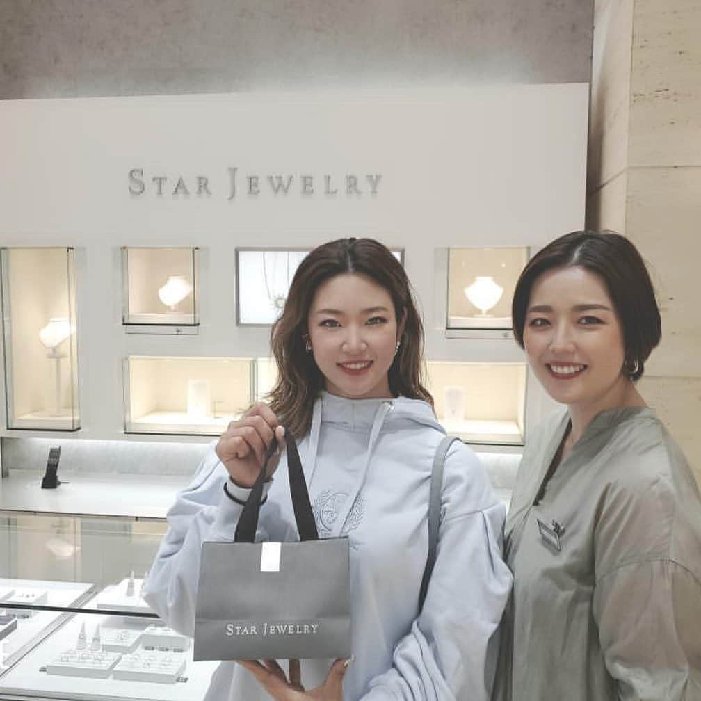 原英莉花さんのインスタグラム写真 - (原英莉花Instagram)「素敵なジュエリー💎 @starjewelry_press @star_jewelry_girl  . いつも素敵なアイテムをありがとうございます⭐️ きらきら輝くジュエリーのパワーを貰って 秋シーズン精一杯戦います💎💪🏼 . 写真は店長さん @romi_____chappy ⭐️ 沙里さんにもお会いしたかったです😭 @sarisjewels529  #いつも優しい #スタージュエリーの皆さん #感謝です」9月21日 9時56分 - warriorsmilerika_9