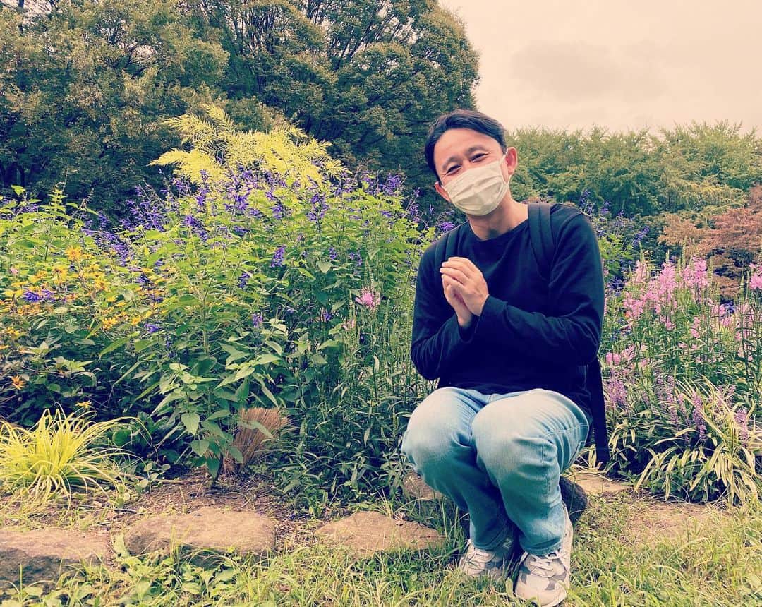 有吉弘行さんのインスタグラム写真 - (有吉弘行Instagram)「おばショット。 有吉おばさんはお花が大好き 花と子供と動物は目線の高さを合わせて会話します。」9月21日 10時03分 - ariyoshihiroiki