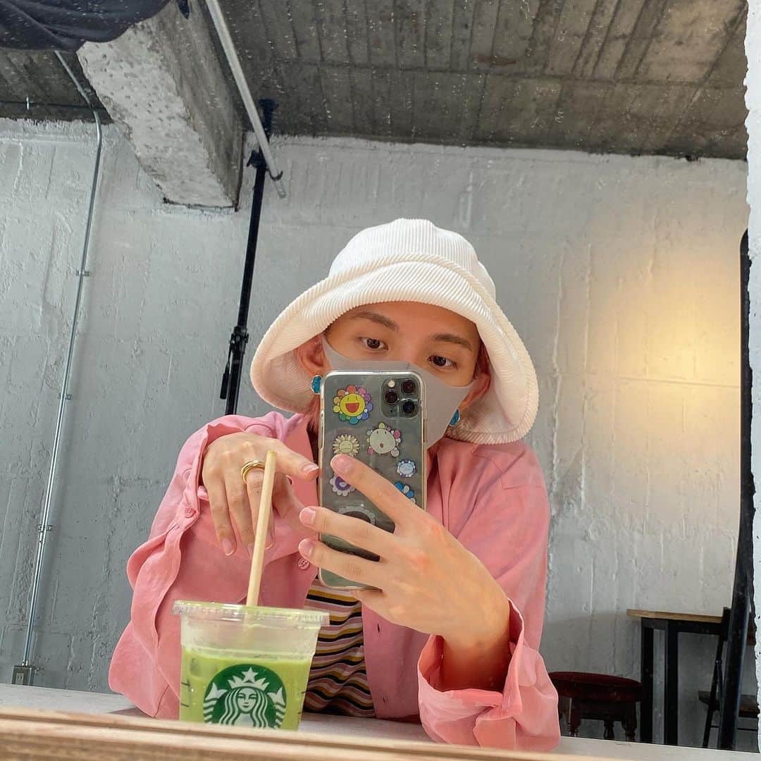 とまんのインスタグラム：「. 좋은 날이다~~🌁🙂  10/3(日)に開催されるバースデーイベント "TOMAN HB : GREAT MEETS DAY"の オフライン(対面式)チケットの抽選予約は 今週24日(金)23:59までですのでお忘れなく！  ファンクラブ会員限定ですが是非🙂 ファンクラブはプロフィールのURL リンクツリーから飛べます！  #ピンク好きな私服 #バケハ好きなんだけど視界狭くて前のつば折りがち #友人につば上がってるよと下げられがち #2枚目からは甥と動物園いった写真」