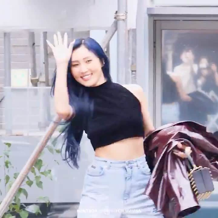 ファサのインスタグラム：「she’s the cutest ❤️ cr MINTBOX  #mamamoo #마마무 #hwasa #화사 #hyejin #ahnhyejin #moonbyul #solar #wheein #moomoo #kpop #girlgroup #gg #kpopgirlgroup #maria」