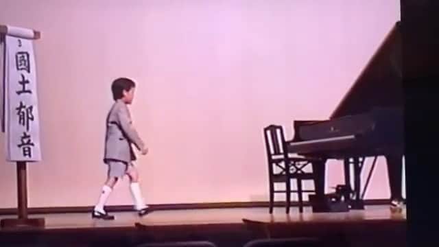 パーマ大佐のインスタグラム：「子供の時の俺のお辞儀が独特すぎる。 #パーマ大佐  #バツイチ発表会  #子供の時の映像が知人から送られてきた  #膝まで手がでろーんてなるスタイル  #誰も注意してくれなかったの面白い  #大人になってから実は気になってたの暴露されたの面白い」