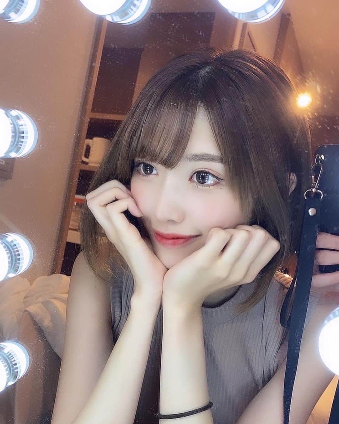 SHINTANITOUKOのインスタグラム：「鏡越しで撮ったら盛れた🤳❤️  #自撮り #盛れた #鏡越し #鏡越しショット #鏡 #盛れる #ライト #この鏡ほしい #名古屋 #ホテル #鏡が汚い #レースクイーン #ナチュラルメイク #カラコン #前下がりボブ #ショートボブ」