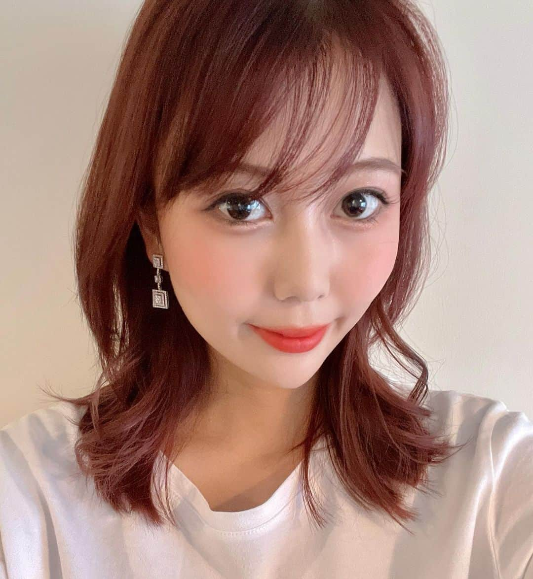 松本妃奈子のインスタグラム：「「お誕生日でした。」Birthday  今年も無事に生きて、お誕生日を迎えることができました。 何不自由なく育ててくれた両親、やっぱりなんだかんだ頼りになる姉たち、そしていつも支えてくれる親友たち。 今年もたくさんの人にうれしいサプライズで祝ってもらえて幸せです。  その一方で、イレギュラーな経験に心を消耗し、涙に暮れた最も辛い1年でした。 自分がいかにやさしい人たちに囲まれて平和村で生きてこれていたのか、それがどれだけの奇跡だったのかに気づくと共に、 抉られた心を癒すことができないまま、ただただ時間が過ぎるのを待つ日々でした。  息をするのさえ苦しくて、もう前の自分には戻れないんじゃないかって怖くて、それでも無情にも時間は流れてしまって、自分にも他者にも失望を繰り返し、心を開くことが難しくなりました。  いつもなら、次の1年に向けて希望ある抱負を立てるところだけど、今は1日1日を生きることに必死で、先の見通しが見えないのが正直な気持ちです。  ふだん、日常で会う人も明るい妃奈子しか知らないだろうし、こんな気持ちでお誕生日を迎えてるなんてってきっと驚くだろうけど、いつの日かのためにきちんと記録に残しておきたいなって思って記しました。  いつも愛してくれて、支えてくれる平和村のみんなに愛を込めて。  .  This year, I have been able to live safely and celebrate my birthday. I would like to express my gratitude to my parents who raised me without any difficulties, my sisters who are always there for me, and my best friends who always support me. I'm happy to be celebrated by so many people this year with  nice surprise.  On the other hand, it has been the most difficult year for me as I have been consumed by irregular experiences that have left me in tears. I realized how miraculous it was that I had been able to live in Peace Village surrounded by such kind people. At the same time, I couldn't heal my gutted heart and just waited for the time to pass.  It was painful to even breathe, and I was afraid that I would never be able to return to the person I was before, yet time passed mercilessly, and I was repeatedly disappointed in myself and others, making it difficult to open my mind.  Normally, I would make hopeful resolutions for the next year, but right now I'm struggling to live one day at a time, and I honestly don't know what the future holds.  The people who meet me on a daily basis will probably only know me as the cheerful Hinako, and they will probably be surprised to know that I am celebrating my birthday with such feelings, but I thought I would like to record this for the future.  Finally, I would like to tell my love to everyone in Peace Village who always loves and supports me.  .  追伸、お誕生日にいただいたピアスです💓 元気が出る方法、教えてください🕊✨ .」