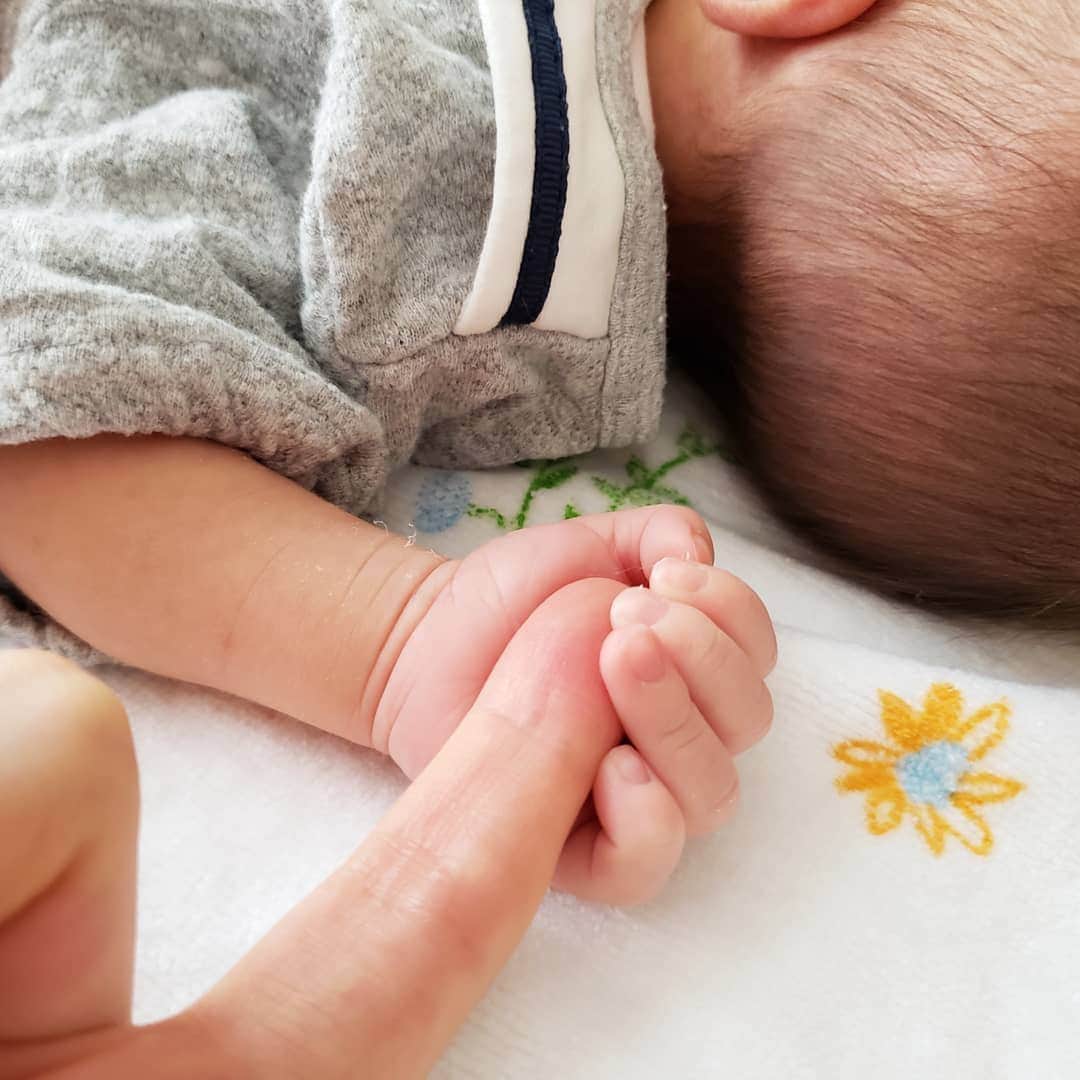 橋本真衣のインスタグラム：「. 【ご報告】 今月、第一子を出産しました👶 コロナ禍ということと、出産に関して自分の体調に不安なことがあり、無事生まれてくるまではあまり公にせず過ごしていました。 突然のご報告になってしまいすみません。 母子ともに健康です、という言葉の重みを感じるマタニティ生活になりました。無事息子を迎えられ、ほっとしています。  このような過ごし方をあたたかく応援してくれた職場、家族、お世話になった医療従事者の皆さんには、本当に感謝の気持ちでいっぱいです。 お返事できず申し訳ないですがメッセージをくださった方もいて、気にかけてもらえて本当に有り難いと思っていました🤗  これからしばらく育休になります。 お仕事で皆さんの前に出られるまで、しばらく自分の声は息子への絵本読みに使います😊 コロナで写真を撮ることが減ってしまい更新サボりがちですが(すみません笑)、お休み中もインスタは続けますのでお付き合いいただけると嬉しいです💓 . .」