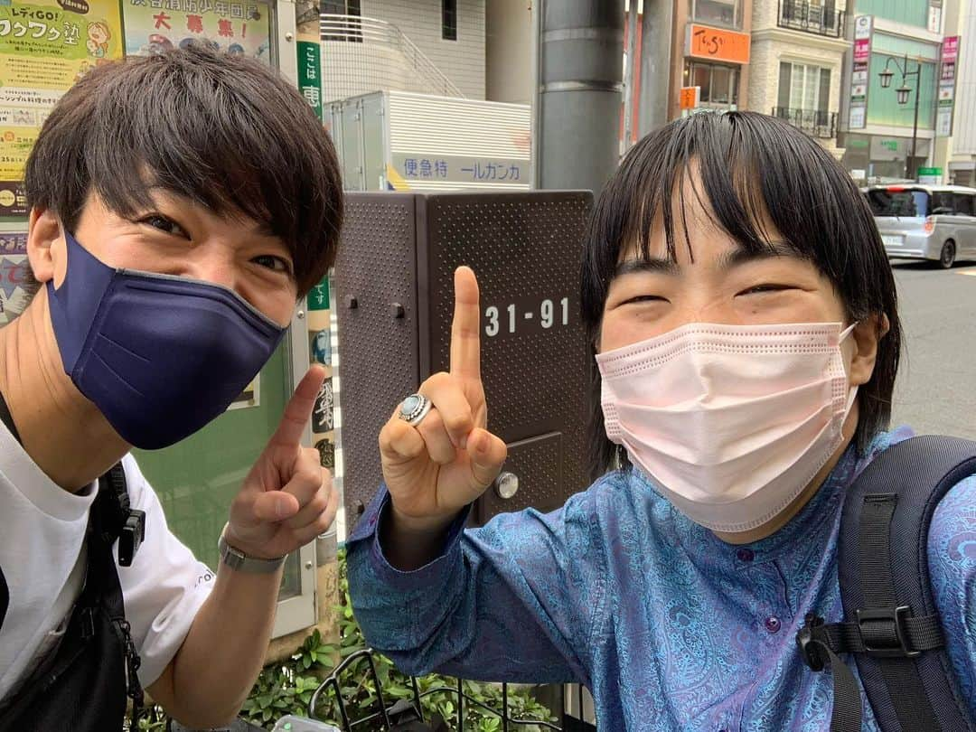 辻井亮平さんのインスタグラム写真 - (辻井亮平Instagram)「道でばったり子供ちゃんに会いました👶  #ゆりやん #久しぶりやんけ #前から歩いてきたから #多分そうやと思って #ずっと見てたら #殺し屋みたいな顔付きで #一瞬俺を睨んで #俺の事避けて通り過ぎていった #ややこしい奴に #声掛けられると #思ったんやろな 🤣 #電話掛けて #振り向かして #手ぇ振って #俺やと分からしたら #めちゃくちゃ安心してた #知名度あるっちゅーのも #大変やのぉ #普段どんな声の掛けられ方しとんや #俺に会った事が #今年1番楽しかったらしい #普段どんだけ辛い生活送っとんねん #いつでも連絡してこいよ #こんなご時世やから #店でゆっくりは無理やけど #お前がおる場所を #チャリで横切るぐらいは #やったるやんけ #せやろがい ？ #山さん」9月21日 13時10分 - aironhed_tsujii