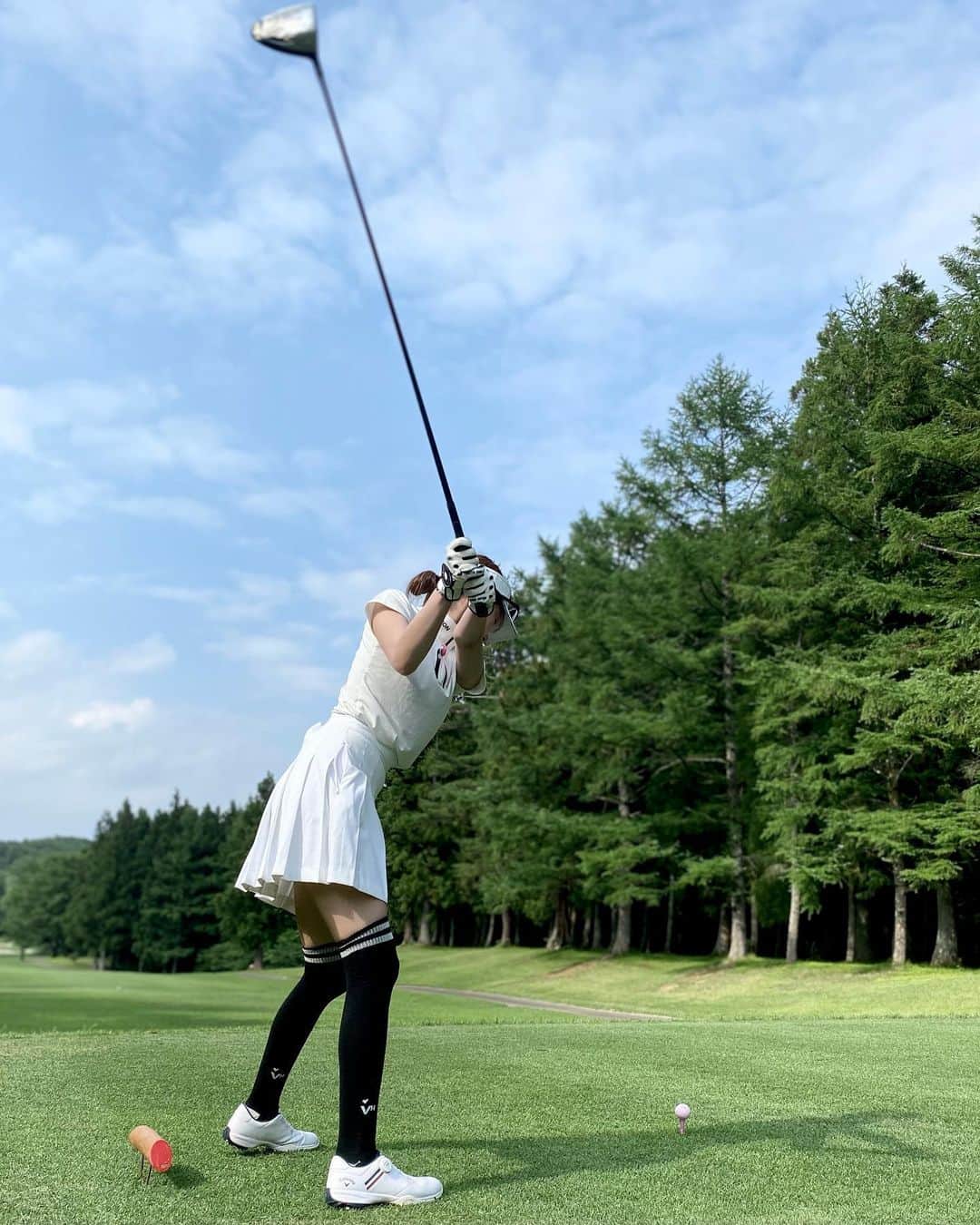 鈴木朱音のインスタグラム：「ずーーーーっとまえのゴルフ⛳️ コース行くたびにちょっとずつ成長してる！ (と思ってる自己満✌︎)  #golf #ゴルフ #ゴルフ女子」