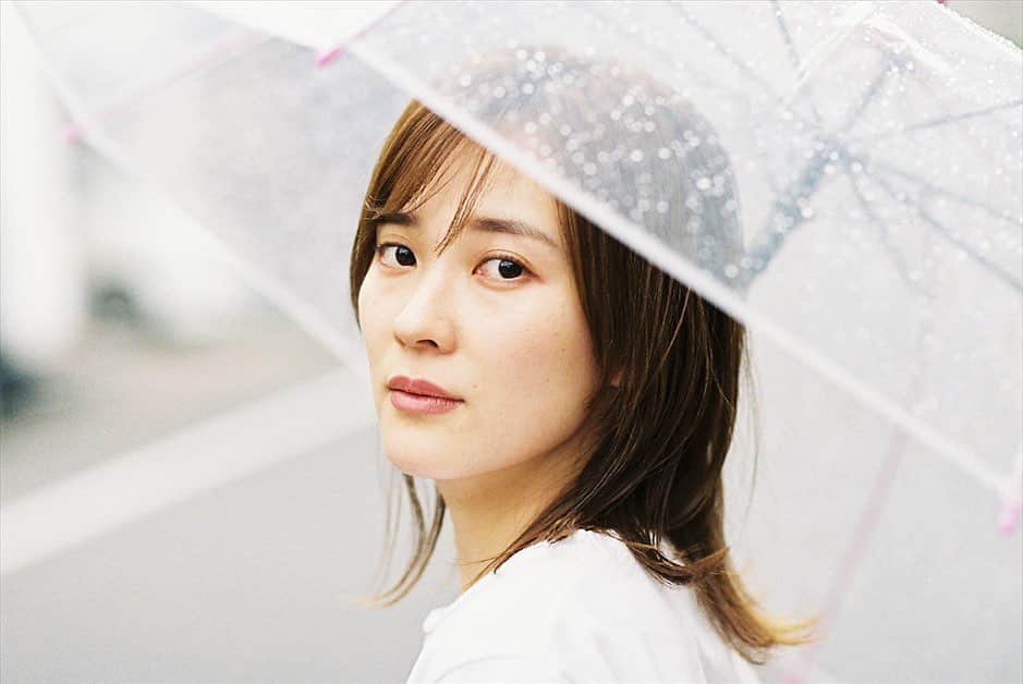 亜希子のインスタグラム：「完売でご迷惑をおかけしておりました『人生に詰んだ元アイドルは、赤の他人のおっさんと住む選択をした』(祥伝社)  Amazon、9月30日(木)再入荷予定だそうです。  お待たせしてしまい誠に申し訳ございません🙏  読者の皆様、ご興味持って下さった皆様、出版社の担当編集者さん、販売部の皆様ありがとうございます。  引き続き至らない自分は潔く認め、頑張ったところはそこそこ褒めてやり、自分のご機嫌とって頑張ってゆきます。  自分のご機嫌とるために、ハーゲンダッツ(抹茶)買ってやりました。食べても良いよね？宜しくお願い致します。  こちらは本著の書影・佐野円香ちゃんが撮影してくださった写真です。 @sanomadoka_photo   ヘアメイクはタムタムこと、田村直子さん。 @giggle.co.jp   皆に支えられて、呼吸して生きております。」