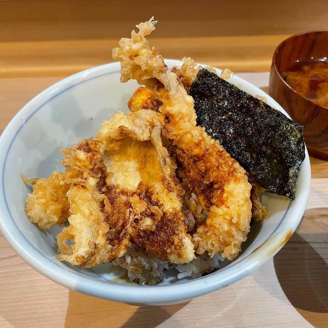 Miku Hirata 平田未来のインスタグラム：「天丼、ご飯少なめ」