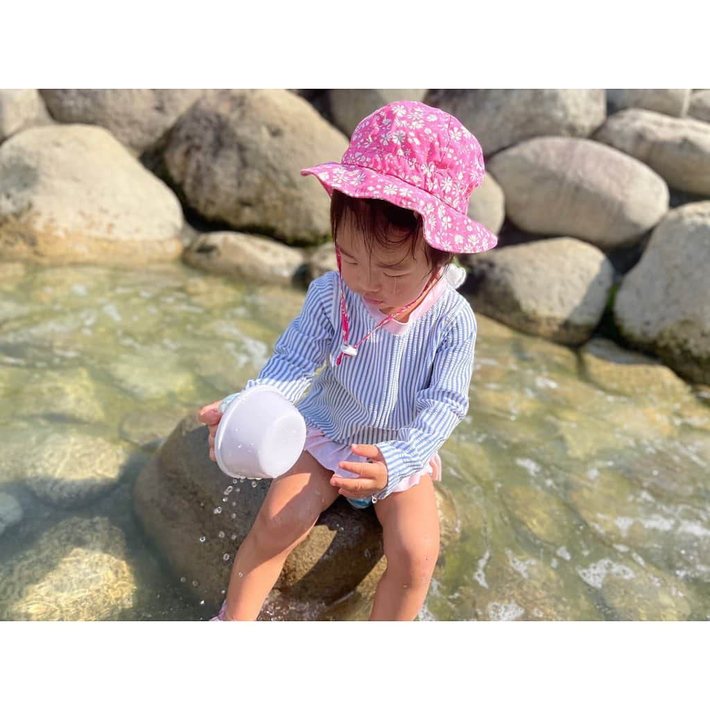 山田真以のインスタグラム：「いつかのお水遊び💦 今年は残暑を感じることなく秋🍂 もっともっとお水遊び連れて行ってあげたかったな。 この写真の日が今年のお水遊び納めになってしまった🐻💦 #山梨#フルーツ公園#水遊び」