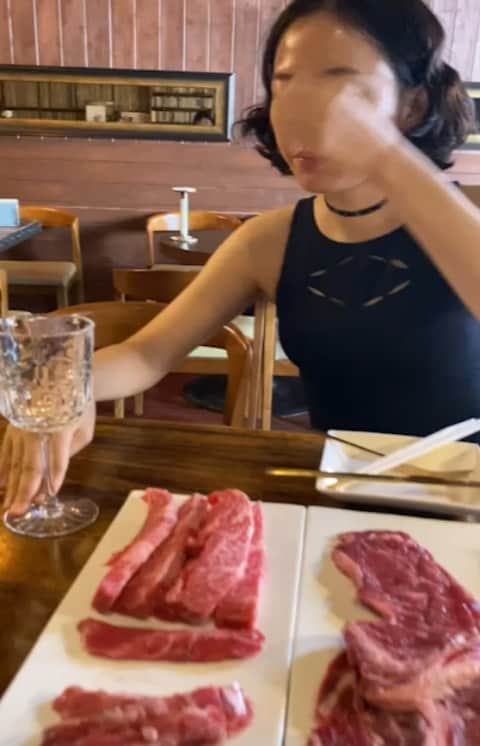 のインスタグラム：「엄마가 고기 내가 모에셩동 키키키」