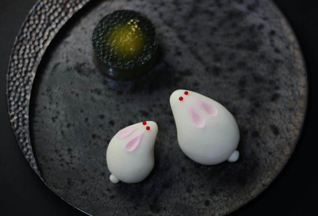 和菓子職人 三納寛之のインスタグラム：「今日は中秋の名月🎑  芒の初穂を揺らす涼風、ようやく残暑も去り過ごしやすくなってきました。  空気も澄み渡り日に日に空も高くなり月を愛でるには絶好の時です。 今夜は是非お供え物や甘いものなどご用意して夜空を見上げてください☺  ―――――――――――――――  #和の菓さんのう #三納寛之 #和菓子 #wagashi #生菓子 #上生菓子 #練り切り #ねりきり #うさぎ #兎#rabbit#お月見#中秋の名月#🐰#十五夜#日本文化##日本文化 #茶道#抹茶#スイーツ#和スイーツ#器」