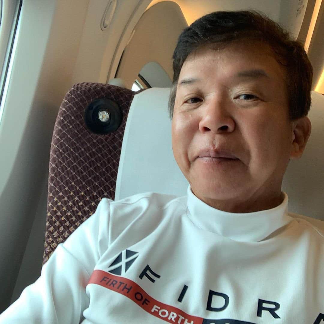 のインスタグラム：「村上ショージ師匠  #偽プロフィールで固めたマッチングアプリ登録写真  #さてさて今日は徳島に行きますゾーというタイトルで早朝に更新されていた演歌歌手のブログ  #自由席チケットしか持ってないのに一瞬だけグリーン車に座って記念撮影してる駄目な大人  #なんかいいことがあったカピバラ  関西テレビ「おかべろ」さんありがとうございました！」