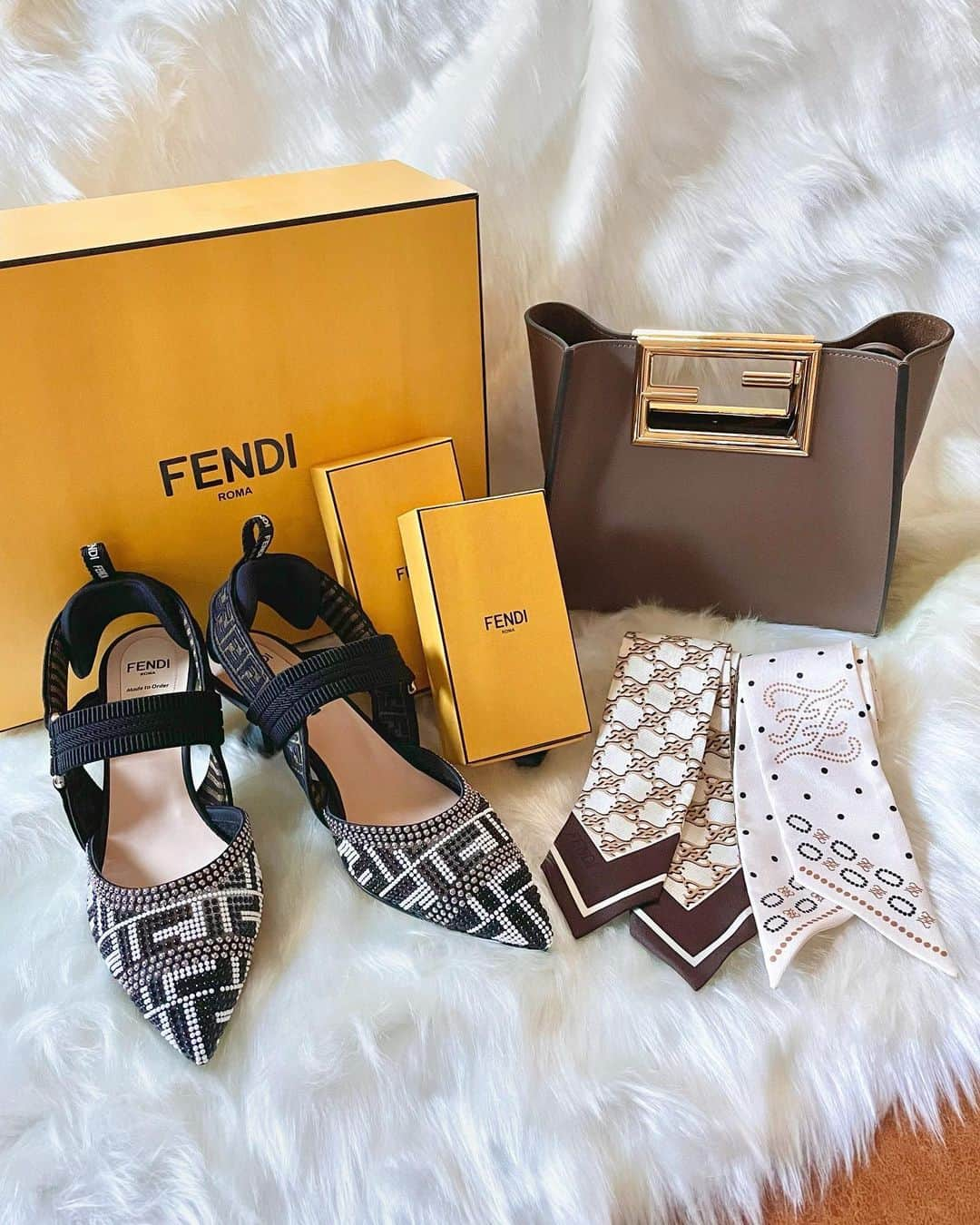 サキ吉さんのインスタグラム写真 - (サキ吉Instagram)「FENDI💛💛💛 ． 靴のイベントでパーソナルオーダーしたコリブリ👠💕 噂の走れるパンプス！ 歩きやすすぎる🥲❤️ パーツの組み合わせを選んで、 後ろに名前の刺繍入れたよ🙆‍♀️💛 ． 受注会で頼んでたバッグもやっと来た✨ ラッピーも新作可愛い……🥺💕 ． #fendi  #fendibag  #fendishoes  #フェンディウェイ  #コリブリ  #ラッピー #購入品  #備忘録」9月22日 1時58分 - sakikichi1201