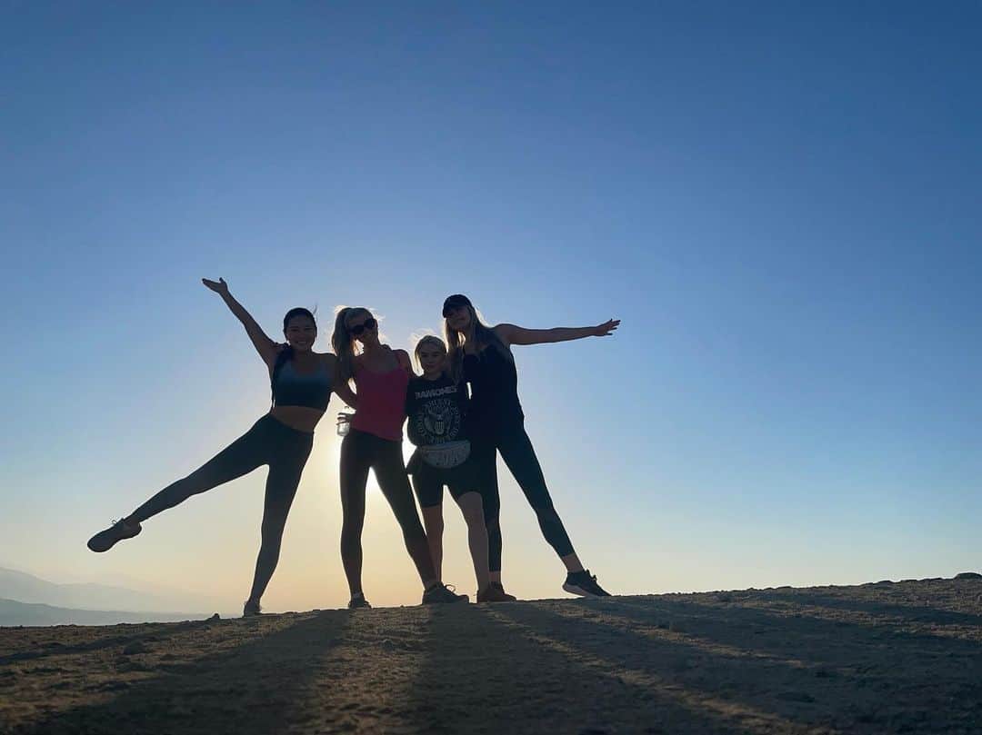 矢吹春奈のインスタグラム：「Great morning hike with beautiful girls 💗💗💗💗 @biancarosso01  @itsanniet  @skirtsandsuits」