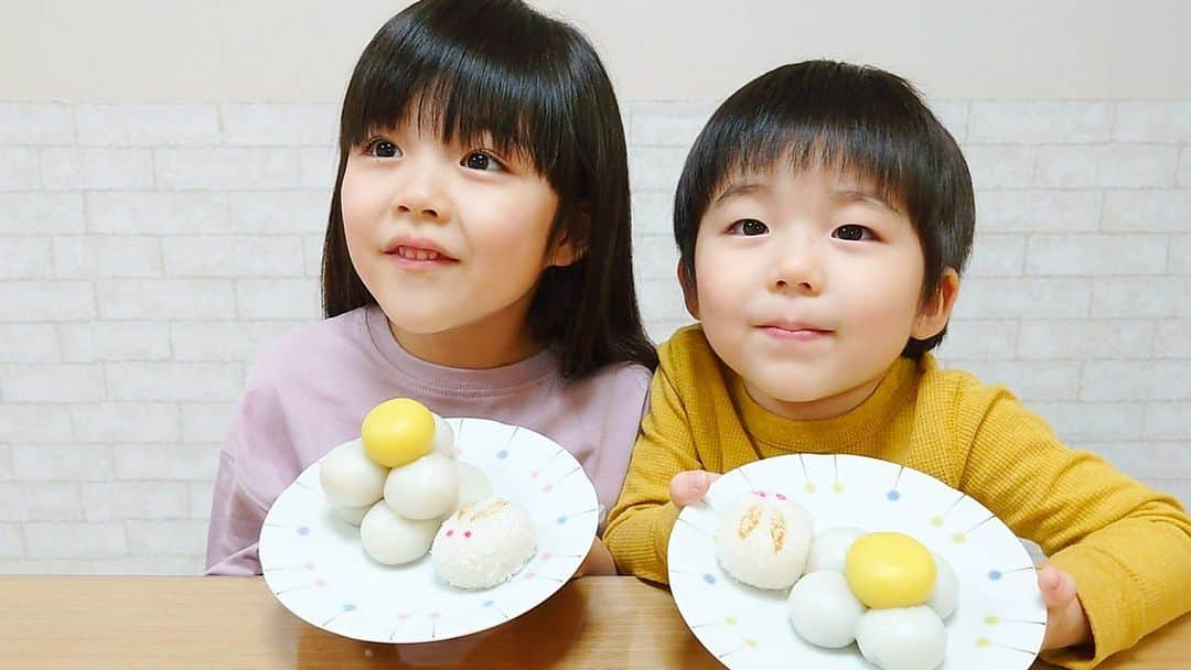 加藤柚凪さんのインスタグラム写真 - (加藤柚凪Instagram)「きょうはまんまる満月なんだって🌕✨ゆずも見えるかな〜見てみたいなぁ👀 お月さまが見えるかどうかはまだわからないけど、月見だんごをお先にやっぴーとたべました😋🍡おいしかった〜😝💓 満月のおだんご、たべたら三日月になっちゃった🤣🌙 来年は自分でおだんごつくってみたいなぁ🥰  まんまる満月🌕 見えますように😌✨  #お月見だんご  #月よりだんご姉弟… #加藤柚凪  #加藤矢紘   @yuzuna_kato」9月21日 18時25分 - yuzuna_nagase