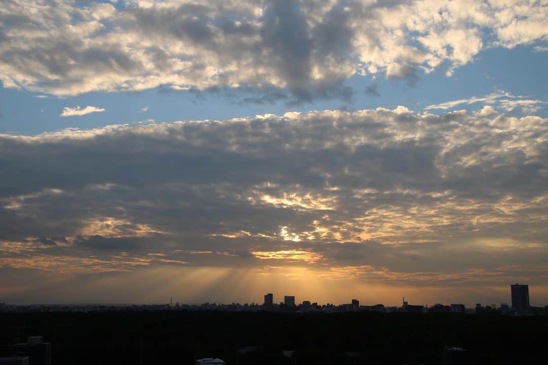 坂元美香さんのインスタグラム写真 - (坂元美香Instagram)「today's sunset 2021/09/21 17:13  雲が多いと見応えあるね。 今日は天使の梯子から逆天使の梯子。  空を2時間ぼーっと眺めるのは無理だけど タイムラプスにすると流れがわかって良いね。  タイムラプスは16:54-18:30です。  #sunsetphotobymikasakamoto  #sunset #夕陽 #夕日 #黄昏時 #夕焼け #tokyosky #やっぱり空が好き #イマソラ#タイムラプス #CanonEOSKiss8i」9月21日 19時21分 - mika_saka