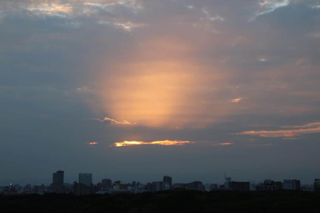 坂元美香さんのインスタグラム写真 - (坂元美香Instagram)「today's sunset 2021/09/21 17:13  雲が多いと見応えあるね。 今日は天使の梯子から逆天使の梯子。  空を2時間ぼーっと眺めるのは無理だけど タイムラプスにすると流れがわかって良いね。  タイムラプスは16:54-18:30です。  #sunsetphotobymikasakamoto  #sunset #夕陽 #夕日 #黄昏時 #夕焼け #tokyosky #やっぱり空が好き #イマソラ#タイムラプス #CanonEOSKiss8i」9月21日 19時21分 - mika_saka
