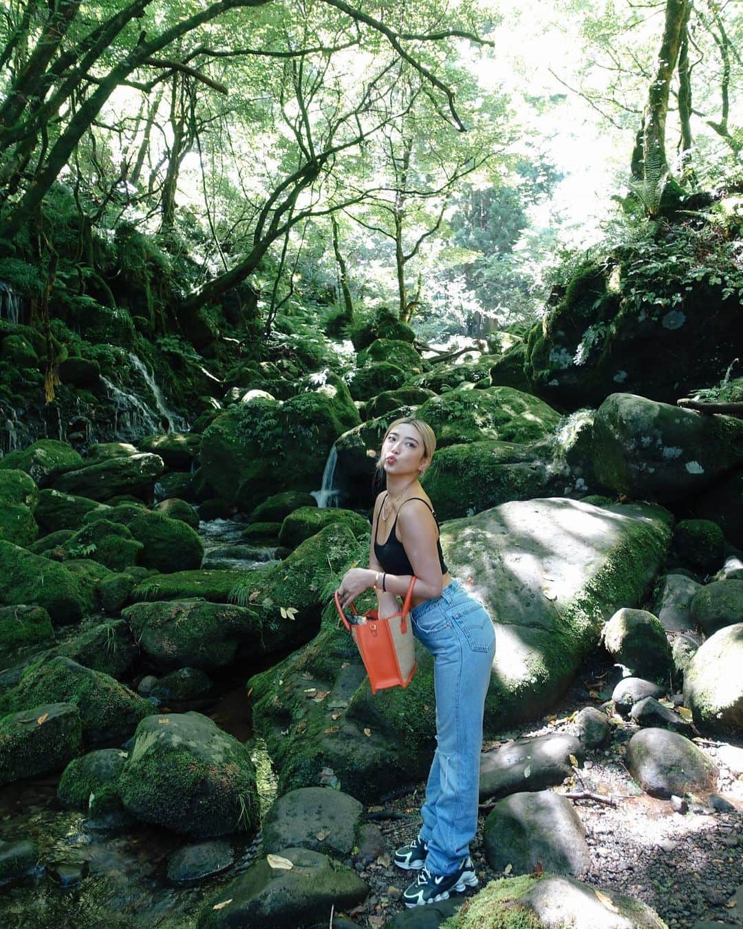 植野有砂のインスタグラム：「ほぼ屋久島だったお墓参り👵🏻✨🤍 #苔むす見るとついもののけ歌っちゃう」