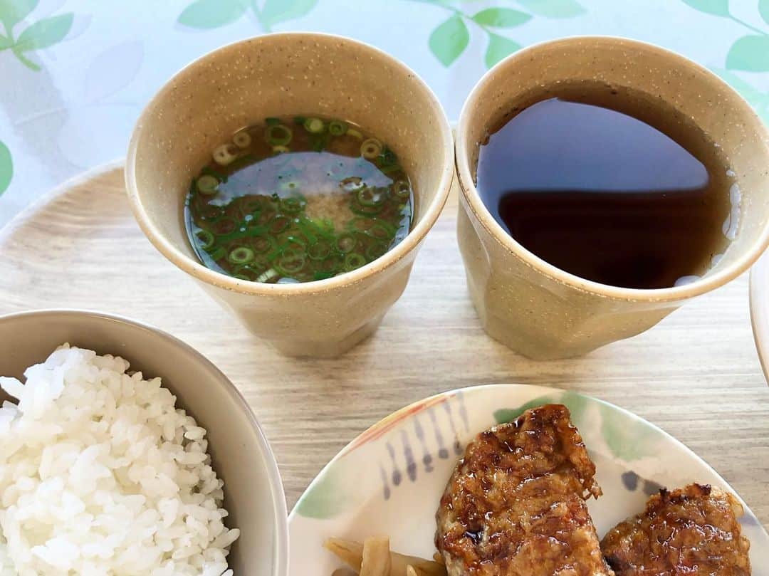 望木聡子さんのインスタグラム写真 - (望木聡子Instagram)「けさの社食はコップがふたつ。 間違えてお味噌汁をコップに注いでしまったので こんなことになっております。(右は麦茶)  #ドデスカ 放送後は気が抜けて おかしな事をしていることもしばしば😪  #わたしのお皿は相変わらず茶色多め #ごはんももりもり #もっちー #むっちー #メーテレ #アナウンサー #望木聡子」9月21日 20時02分 - satoko_mochiki