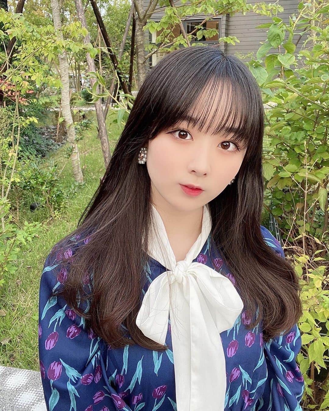 高田もものインスタグラム：「. お花柄も可愛くって色合いも素敵すぎるワンピース🌷 . ❤︎ @paravion_official ❤︎ . ももとお揃いにする？？🌷 . かしこ . #パラビオン #paravion #hamblebyparavion #clicedeparis #高田もも #かしこってなに #かしこ #ワンピース #チューリップ #リボン #ボウタイ #レイヤーカット #ロングヘア #巻き髪 #イヤリング #パール #パールアクセサリー」