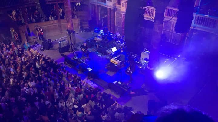 ジム・スタージェスのインスタグラム：「Damon Albarn playing Shakespeare’s Globe Theatre underneath last nights Harvest Moon. A nice return back to live music x . . .  #livemusic #globetheatre #damonalbarn #harvestmoon」