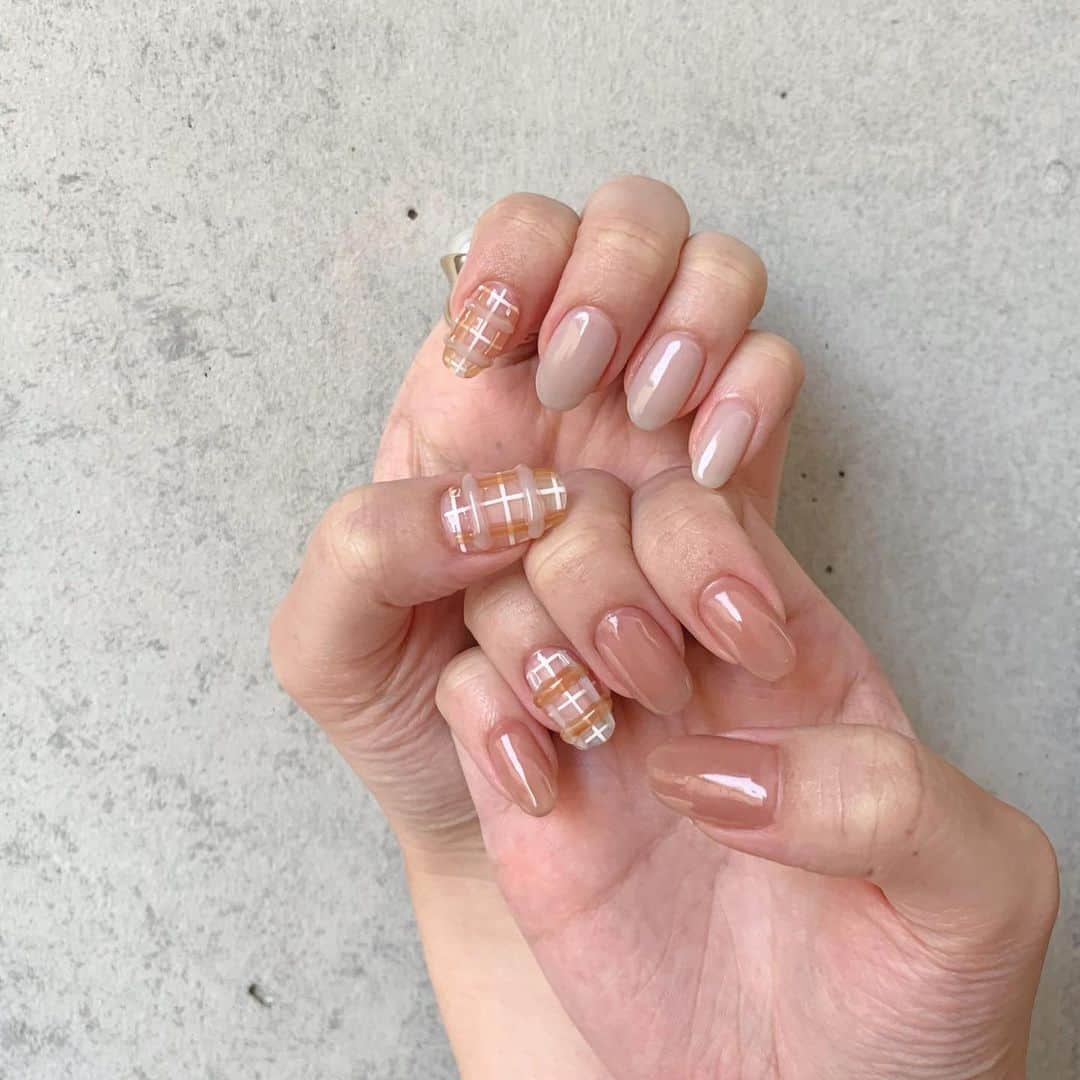 鈴木茉由のインスタグラム：「ぷくぷくチェックのネイル💅 友達がやってて可愛すぎたので真似させてもらった~🤤💓💓 . #ネイル #チェックネイル #秋ネイル #ワンカラーネイル #ぷっくりネイル #ぷっくりチェックネイル」