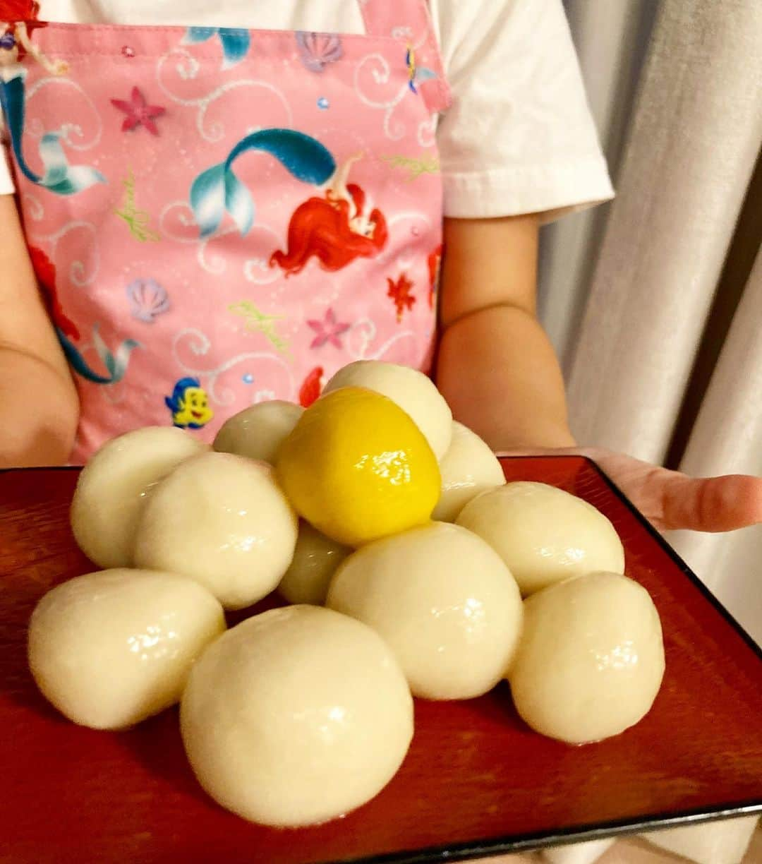 村田千弥さんのインスタグラム写真 - (村田千弥Instagram)「中秋の名月🌕  幼児園のママから教えてもらったレシピで、 豆腐入り白玉団子作り！ プレーンとかぼちゃ入りの黄色、きれいな色で想像以上にもっちもちに出来ました。 うちのお月見うさぎもご満悦🐰🌾  ただ、我が家からはお月様が見えず・・・ 夜のお散歩に行ってみたけど、やっぱり今夜は雲が厚くてお月様には会えませんでした。  皆さんのところはどうでしたか？🎑  #こどものいる暮らし #こどもと暮らす #中秋の名月 #十五夜 #お月様 #満月 #フルムーン #お月見 #お月見団子 #白玉団子 #お団子作り #豆腐白玉 #大阪 #大阪ママ #アラサーママ #女の子ママ #幼稚園ママ #ママ #ママライフ #母娘 #親子クッキング #4歳児」9月21日 20時24分 - chr.0429