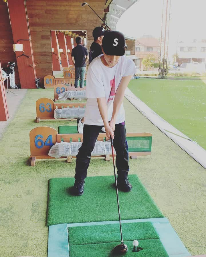 奥井浩之のインスタグラム：「誰か僕にゴルフを教えて😂⛳️  #ゴルフ難し😂😂😂 #でも当たった時気持ちいい😂 #相方の教え方うますぎた👏 #すっごいスライスした😂 #しゅんPといつか回ろうって話してる😂 #ゴルフ#ゴルフ初心者」