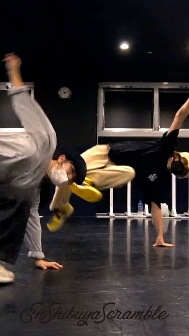 Show-heyのインスタグラム：「| 🎙 King Gnu 🎶 泡 📍 @endancestudio scramble ⏰ 21:30-22:45 💃🕺💃 @mico1999916 @yuzu03_stagram   久々のレッスンはこれをやると決めてた！笑 受けてくれた皆んなありがとう！  #kinggnu #泡 #abuku #足にくる振り #何故か指も痛くなる #コメントお待ちしてます！」