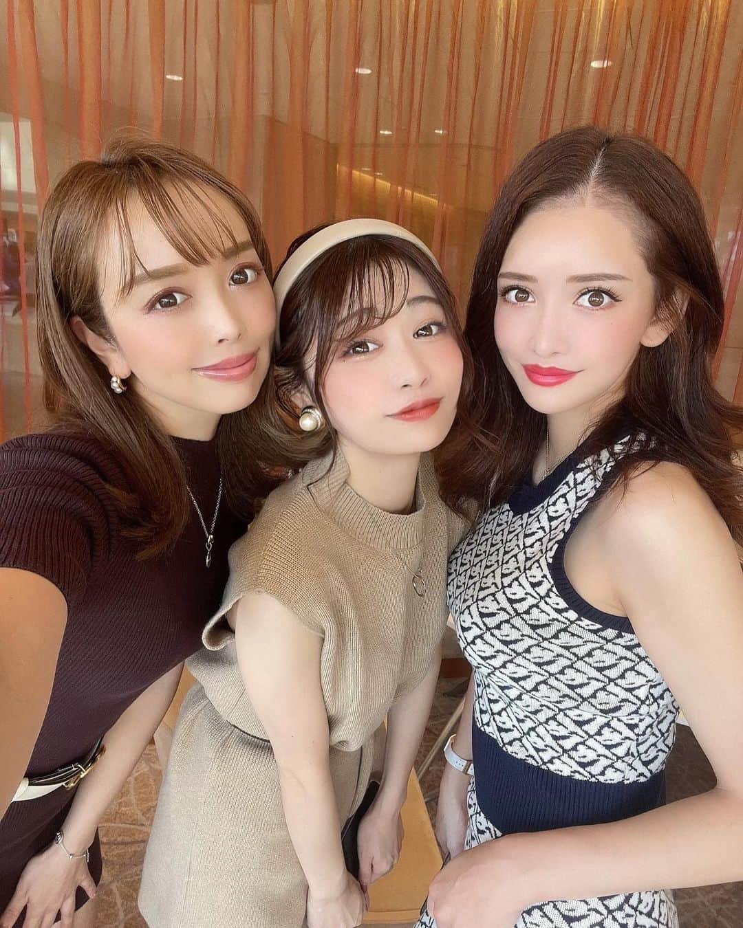 高橋里彩子さんのインスタグラム写真 - (高橋里彩子Instagram)「秋の味覚満載🍁♥ ⁡ めちゃめちゃ可愛いぃ💗 ⁡ 美女に囲まれアフタヌーンティー 鼻血でそうだった（笑） ⁡ めちゃめちゃ盛り上がって話が尽きない😂🍎 ⁡ アフタヌーンティーって最高だよねぇ😭💓 ⁡ ⁡ ヒルトン東京ベイが新しく9月9日から 10月24日まで開催してる ⁡ Autumn Afternoon Tea（オータム・アフタヌーンティー）☕ ⁡ 美味しいのーぉ😭♥️ ⁡ 特に「スイートポテトコーン」と「モンブラン」のホッとする甘さが秋を感じさせてくれた☺ ⁡ ⁡ 【アフタヌーンティー限定モクテル】があって、別で750円なんだけど、 ⁡ 甘みと酸味のバランスが取れたすっきりとした味わいの信州ぶどうコンコードジュースと ピオーネシロップに 干しぶどうの甘みを加えてフローズンにした 秋の味覚を贅沢に味わうモクテルになってるの🥰💓 それが ⁡ 平日15名限定でプレゼントなんだよー☺♥️ 嬉しいよねぇ🥰 ⁡ ⁡ 紅茶もね、 10種類の紅茶を好きなだけ 店内で楽しめるフリーフローになってて ⁡ スリランカで誕生した初のティーブランド「ディルマ」の茶葉10種類から好みのものをチョイスできるの💓💓💓 ⁡ ブレックファーストとかアールグレイといった定番の紅茶とかもあるけど、 私は「マンゴー&ストロベリー」が好きだった☺♥️♥️ ⁡ ちょっとディズニー行きたくなるけどまた行きたい🥰💓💓 ⁡ ⁡ ⁡ ⁡ 【 詳細 】 「オータム・アフタヌーンティー」 ＜事前予約制＞ 開催期間：2021年9月9日(木)～10月24日(日) 開催場所：ヒルトン東京ベイ 2階 アフタヌーンティーサロン(特設) 住所：千葉県浦安市舞浜1-8 提供時間：11:00～17:00(最終来店受付 17:00) 料金：4,350円 ※コーヒー・紅茶付(フリーフロー) ※グレープ・ドロップ(アフタヌーンティー限定ノンアルコールカクテル)は別途750円。 ⁡ ⁡ ＜メニュー内容＞ ■スイーツ スイートポテトコーン、モンブランケーキ、イチジクとかぼちゃのフィナンシェ、アーモンドチョコレートマカロン ラズベリーソース、フロマージュブランムースと巨峰ゼリー、バラのカスタードアップルパイ、2種のクリームチーズのキャロットケーキ、スコーン(プレーン 紅芋) ⁡ ■セイボリー クアトロチーズのカッサータ仕立て ハチミツレモンジュレ、鱈のブランダード、鴨のロースト 秋ナスとコンソメのジュレ、金木犀香る 秋の味覚のドリンク、さつまいものムース 紫芋のクッキー、夜長月のフォアグラクッキーサンド ⁡ しょっぱいのあるのも嬉しいよね♥♥ ⁡ ⁡  #autumnafternoon #afternoontea #halloweenafternoontea #アフタヌーンティー #アフタヌーンティーセット #ハロウィンアフタヌーンティー #秋コーデ #ワンピース #instagood #instadaily #instalike #instafood #instafashion #ニットコーデ #ニット #ヒルトン東京ベイ #ヒルトン #アフタヌーンティーティールーム #アフタヌーンティー巡り #アフタヌーンティー部 #カフェ #カフェ巡り #ベージュコーデ #秋カラー #秋の味覚 #スイーツ部 #舞浜 #舞浜カフェ」9月21日 21時45分 - konkonwanwan