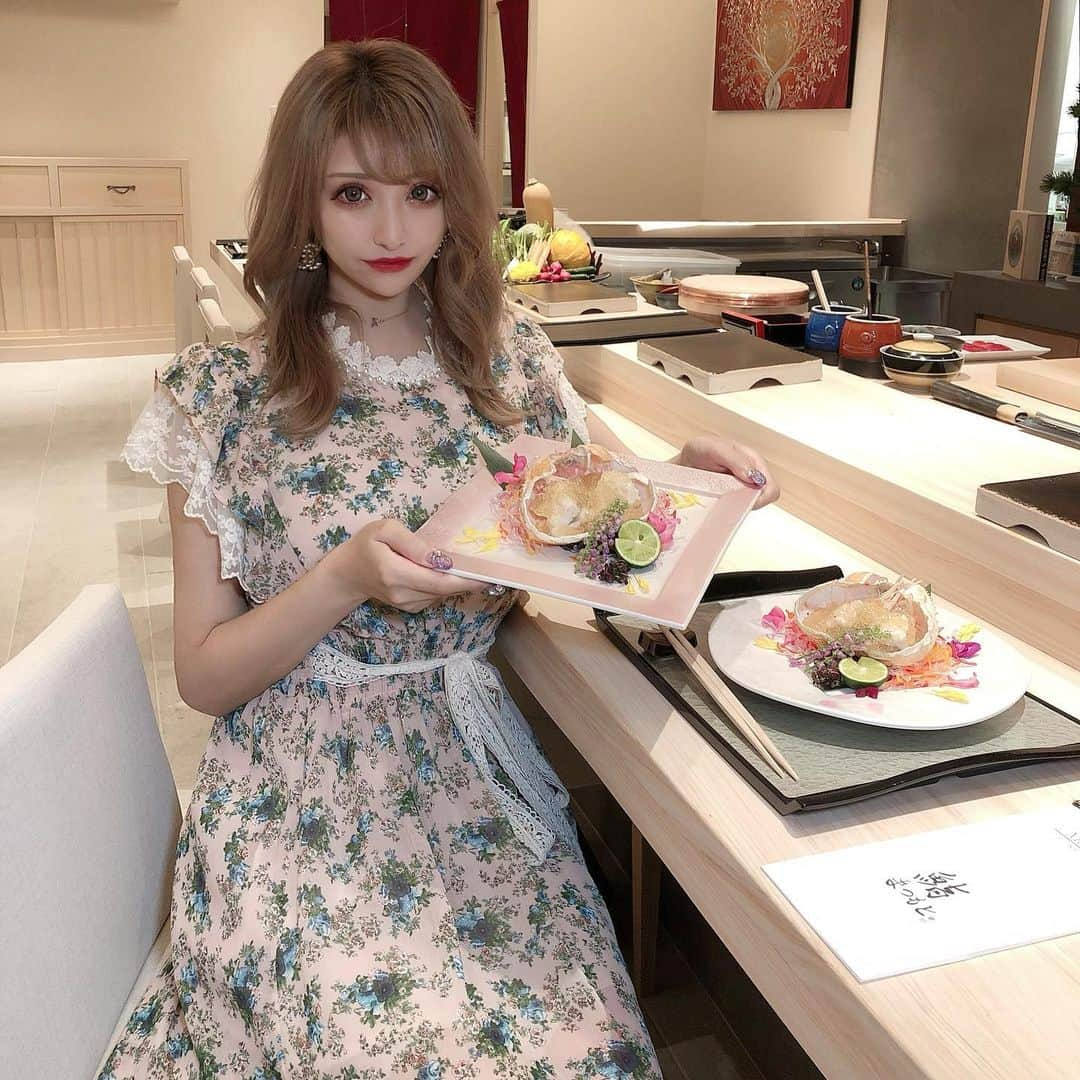 桜井莉菜さんのインスタグラム写真 - (桜井莉菜Instagram)「今日は彼と記念日のお祝いに来ました🥂✨ なので、 @riina_couture のワンピースで女の子らしいデートコーデですん💗 せっかくだから美味しいお寿司が食べたいよねってなって、　前に行った赤坂のまつもとが美味しかったので、今回は【 @sushi_matsumoto_shibuya 】で、糖質50%OFFコースっていうのが始まったとの事でダイエット中の私にはこれ以上ない有難いコース😭💓 って事でここ予約取ってもらったのです😍 お店も新しくて超綺麗だし、 めちゃめちゃ美味しくて、 見た目も映えなものが多くて 本当に美味しい&見てて楽しかった🥰 4枚目に載せた動画のタコとカツオなのだけど、私が今まで食べたタコの中で1番柔らかくて美味しかった🐙本当に毎日食べたいくらい美味しくて感動した🥲 記念日毎回ここでも良いかも😂💗 美味しくて可愛くてヘルシーなんて、最強なんですけど🥶💓 ダイエット中だけどお鮨が食べたいって人にめちゃめちゃオススメなお店です❤️❤️❤️❤️❤️  #記念日#デート#お祝い#渋谷#渋谷グルメ#渋谷ディナー#渋谷鮨#渋谷寿司#お寿司#鮨#まつもと鮨#鮨まつもと#糖質50%オフ##コース#ヘルシー#ダイエット」9月21日 21時57分 - rina__sakurai