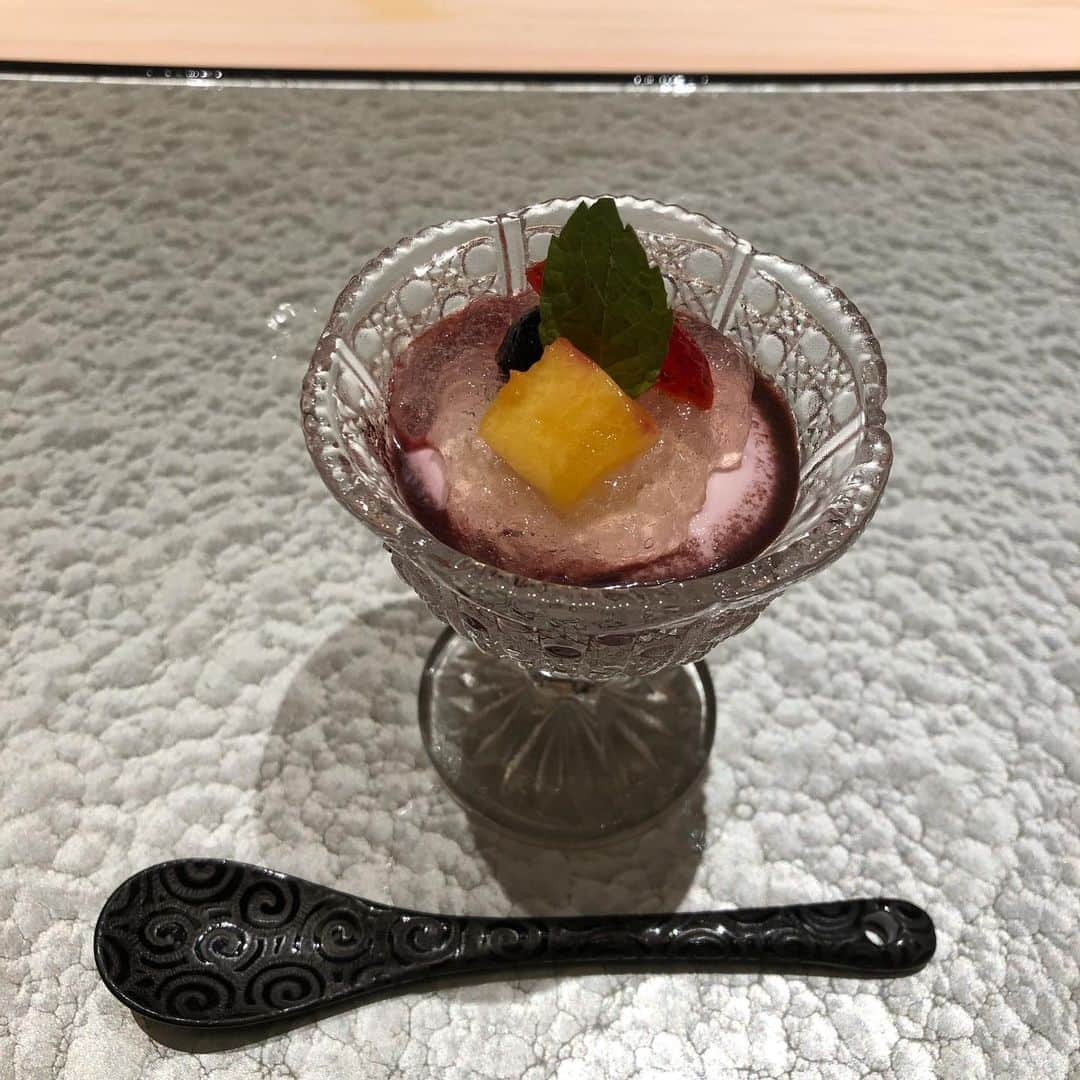 桜井莉菜さんのインスタグラム写真 - (桜井莉菜Instagram)「今日は彼と記念日のお祝いに来ました🥂✨ なので、 @riina_couture のワンピースで女の子らしいデートコーデですん💗 せっかくだから美味しいお寿司が食べたいよねってなって、　前に行った赤坂のまつもとが美味しかったので、今回は【 @sushi_matsumoto_shibuya 】で、糖質50%OFFコースっていうのが始まったとの事でダイエット中の私にはこれ以上ない有難いコース😭💓 って事でここ予約取ってもらったのです😍 お店も新しくて超綺麗だし、 めちゃめちゃ美味しくて、 見た目も映えなものが多くて 本当に美味しい&見てて楽しかった🥰 4枚目に載せた動画のタコとカツオなのだけど、私が今まで食べたタコの中で1番柔らかくて美味しかった🐙本当に毎日食べたいくらい美味しくて感動した🥲 記念日毎回ここでも良いかも😂💗 美味しくて可愛くてヘルシーなんて、最強なんですけど🥶💓 ダイエット中だけどお鮨が食べたいって人にめちゃめちゃオススメなお店です❤️❤️❤️❤️❤️  #記念日#デート#お祝い#渋谷#渋谷グルメ#渋谷ディナー#渋谷鮨#渋谷寿司#お寿司#鮨#まつもと鮨#鮨まつもと#糖質50%オフ##コース#ヘルシー#ダイエット」9月21日 21時57分 - rina__sakurai
