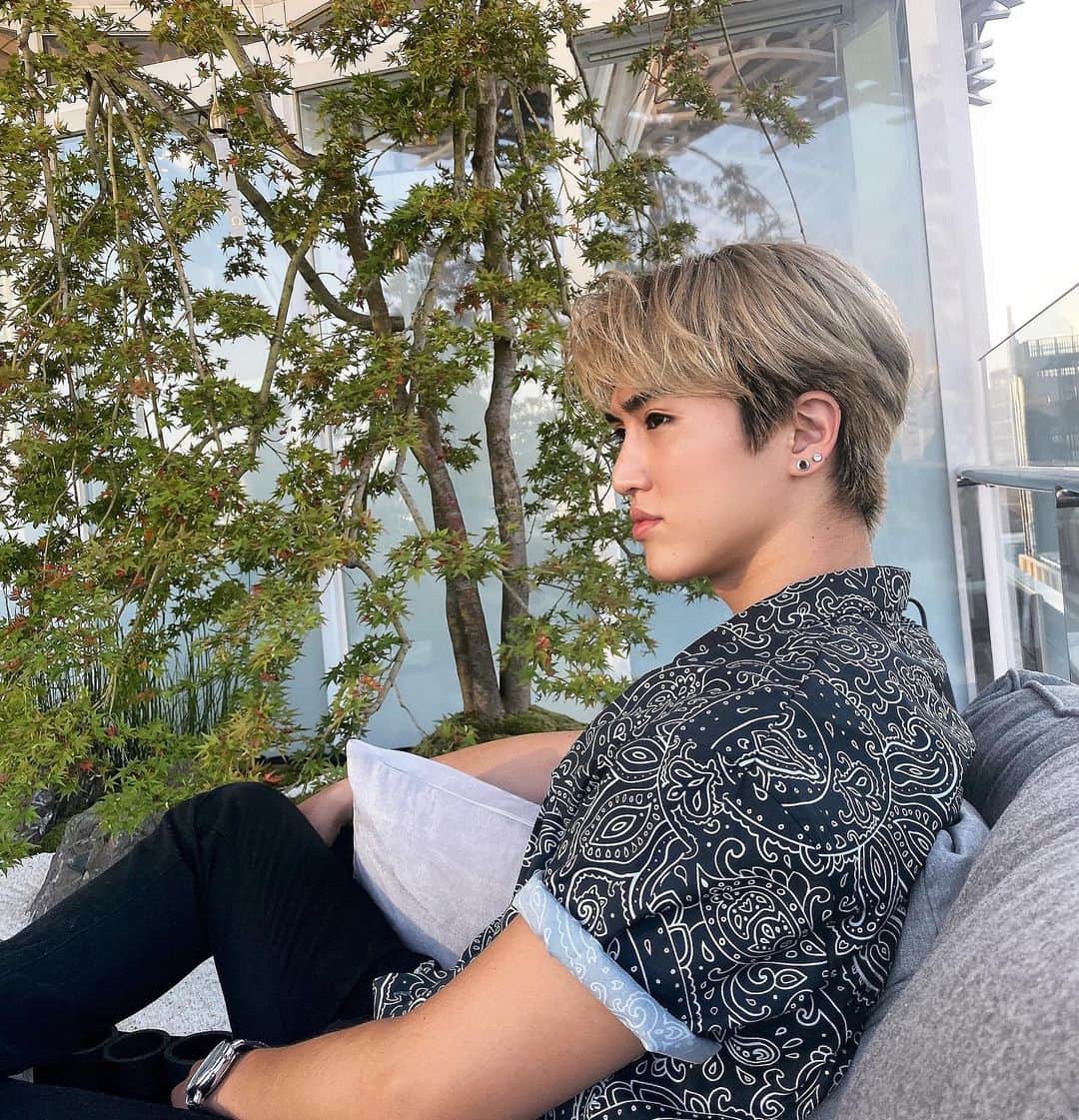 原田デイビッドのインスタグラム：「最近涼しくなって来たね〜  It’s autumn 🍂 and it has finally become cool and breezy〜 lol 🌬  これから食欲の秋だよー みんなしてった？ 僕知らなかった…😅 ハワイきせつがないから。笑 たくさん美味しいものたべたい🍁  #秋 #食欲の秋 #美味しい #涼しい #季節 #autumn #fall #cool #breezy  #배우 #외국인배우 #흑인배우 #모델 #외국인모델 #흑인모델 #dancer #ulzzang #fashion #melanin #malemodel  #singer #model #photoshoot #모델 #모델잉 #흑인  #룩북 #피팅모델 #서을 #오오티디 #개스팅」