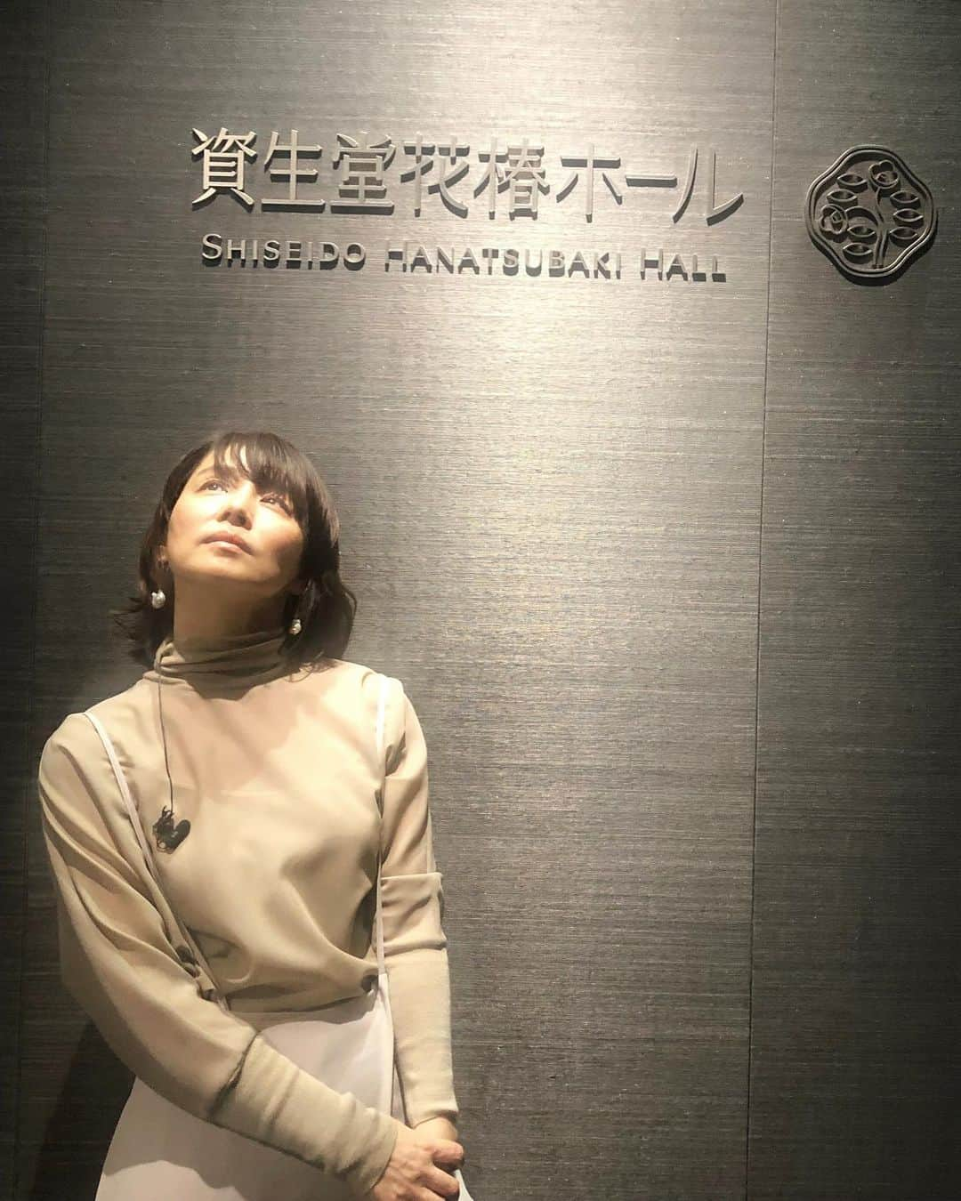 石田ゆり子さんのインスタグラム写真 - (石田ゆり子Instagram)「本日は 資生堂「温感メイク落とし」の 新CM発表会でした。 このメイク落としは、肌に馴染ませてクルクルマッサージするやいなやまるでお風呂に入ってるかのように温かくなるのです😊 それが楽しくて、気持ちが良くて、私は日々使っております。  資生堂花椿ホール と言う文字が美しい。 字体もすてき。 一瞬も一生も美しく。 私はこの言葉がとても好きです。  #資生堂」9月21日 22時07分 - yuriyuri1003