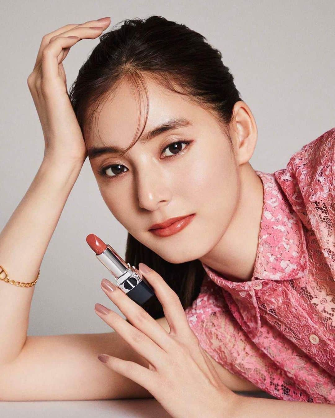 新木優子さんのインスタグラム写真 - (新木優子Instagram)「ルージュ ディオール バーム @diorbeauty @dior #ルージュディオールバーム 優しい色付きで、元々の唇の色を生かすのが、今の自分の気持ちにぴったり。自分に自信が持てる寄り添ってくれるリップ♡  1/2枚目 リップ:ルージュディオールバーム525 シェリー サテン  アイシャドウ: サンククルールクチュール429 チーク: ルージュブラッシュ277  3枚目 リップ:ルージュディオールバーム720 アイコンマット  アイシャドウ: サンククルールクチュール559 チーク: ルージュブラッシュ601」9月21日 22時14分 - yuuuuukko_